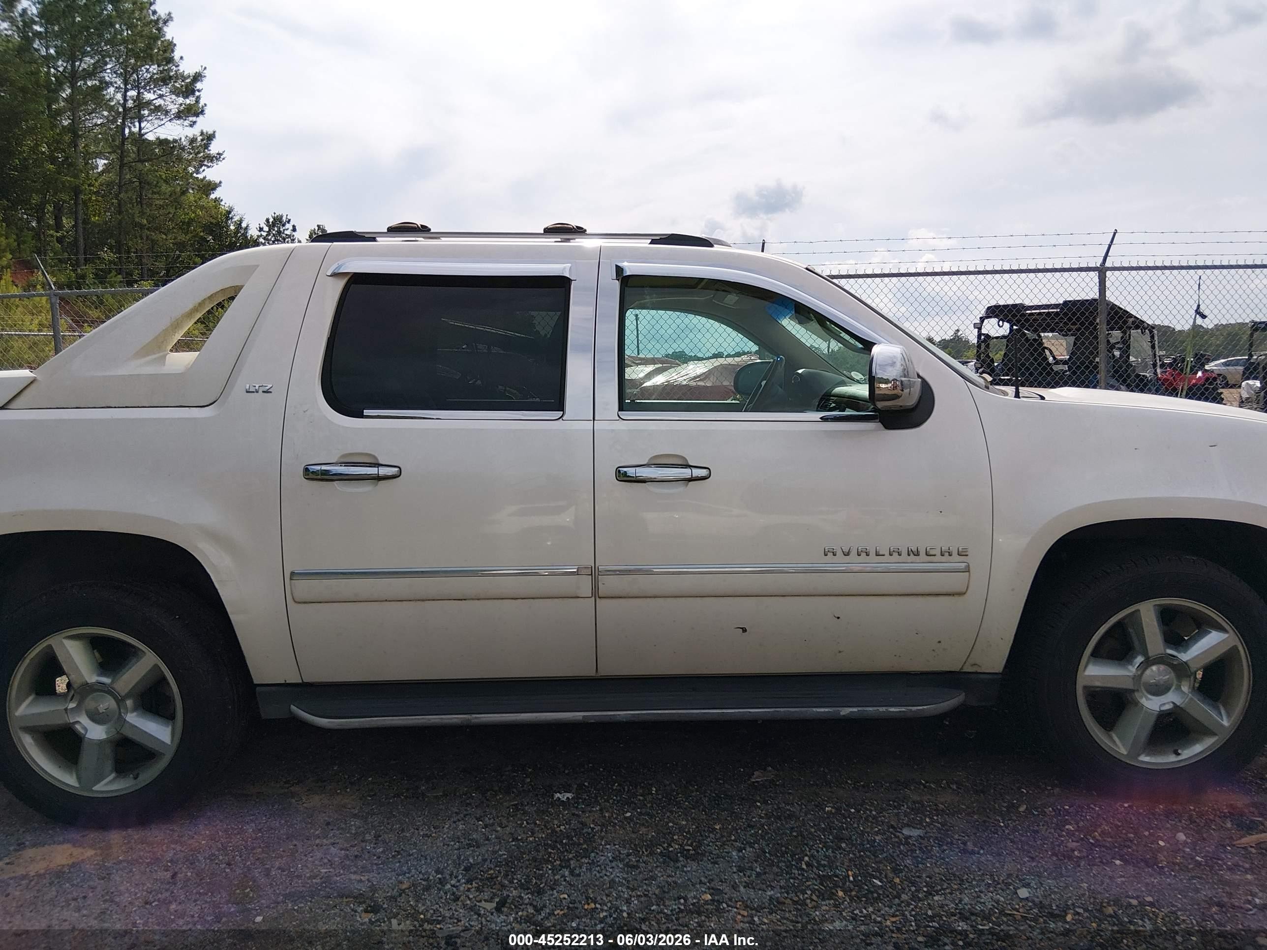 2012 Chevrolet Avalanche 1500 Ltz White vin: 3GNMCGE08CG246795