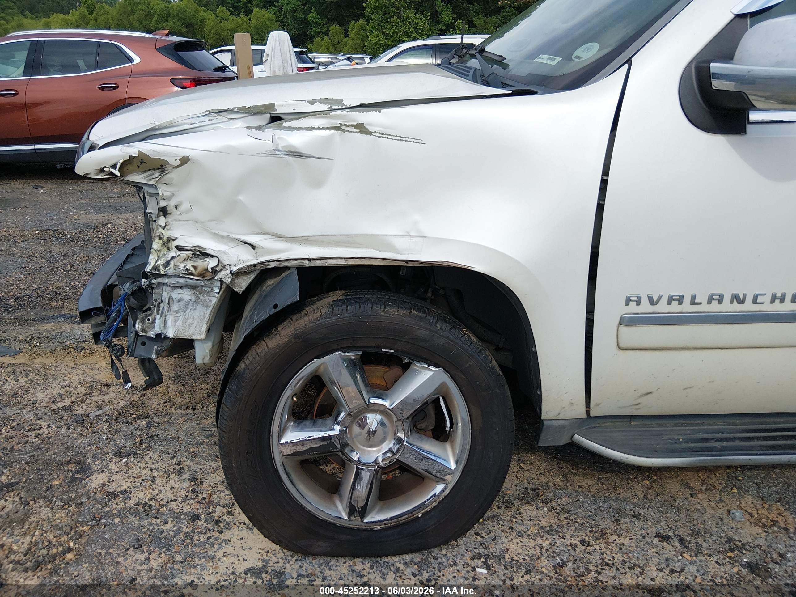 2012 Chevrolet Avalanche 1500 Ltz White vin: 3GNMCGE08CG246795