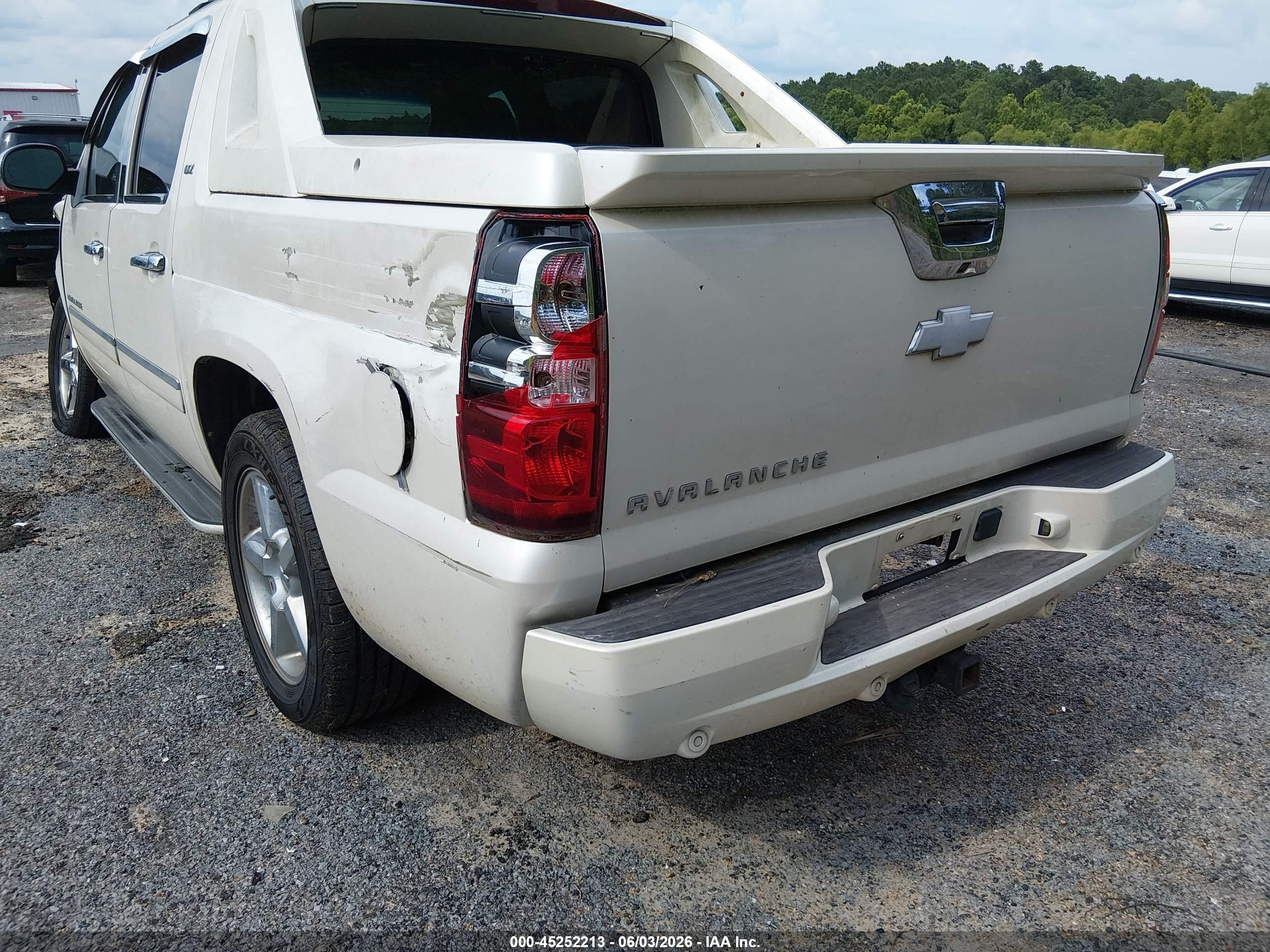 2012 Chevrolet Avalanche 1500 Ltz White vin: 3GNMCGE08CG246795