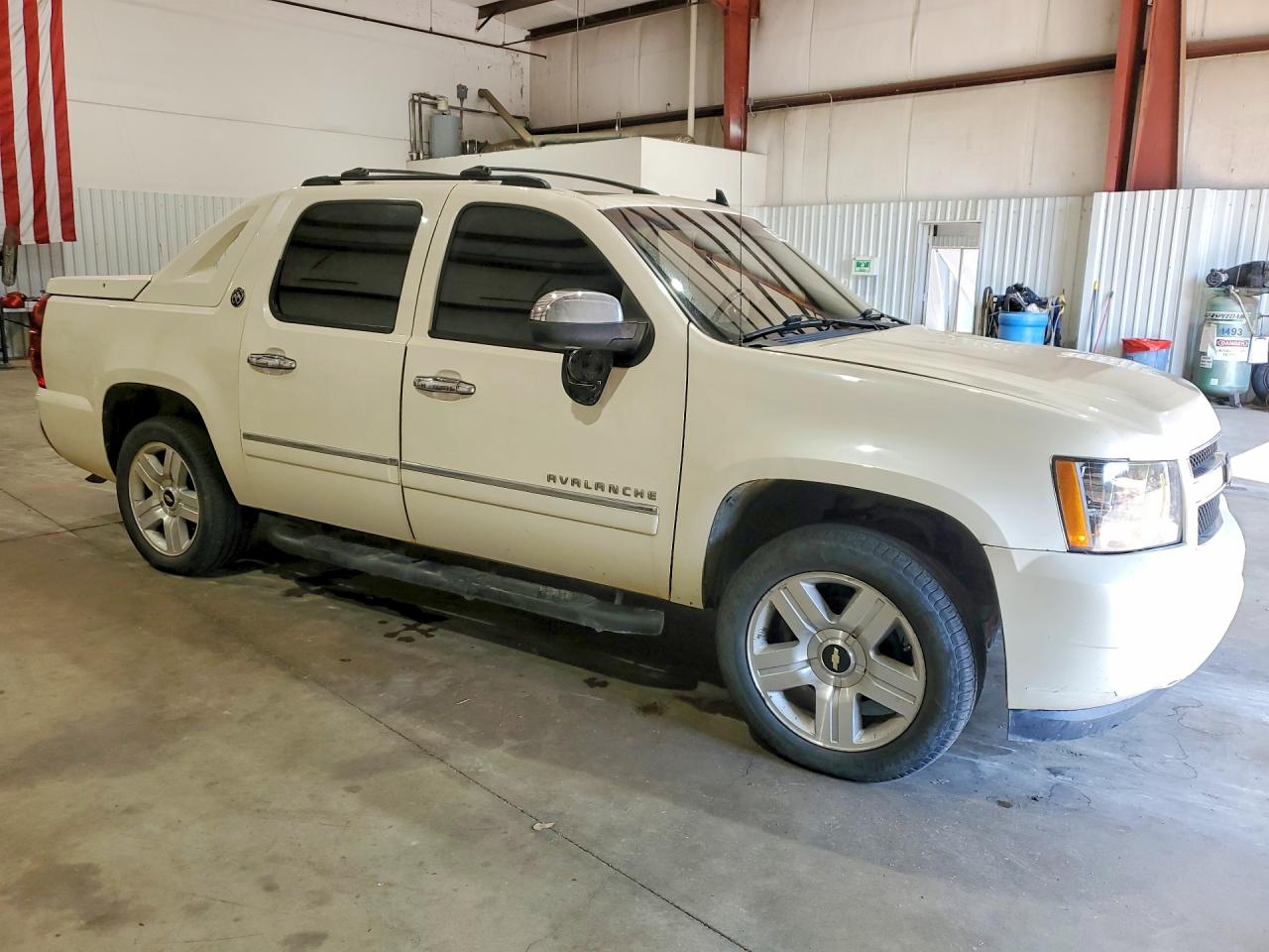 2013 Chevrolet Avalanche Ltz White vin: 3GNMCGE0XDG164438