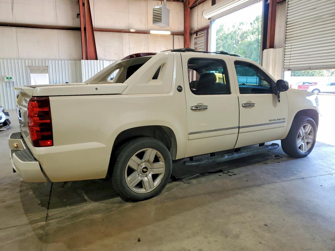 2013 Chevrolet Avalanche Ltz White vin: 3GNMCGE0XDG164438