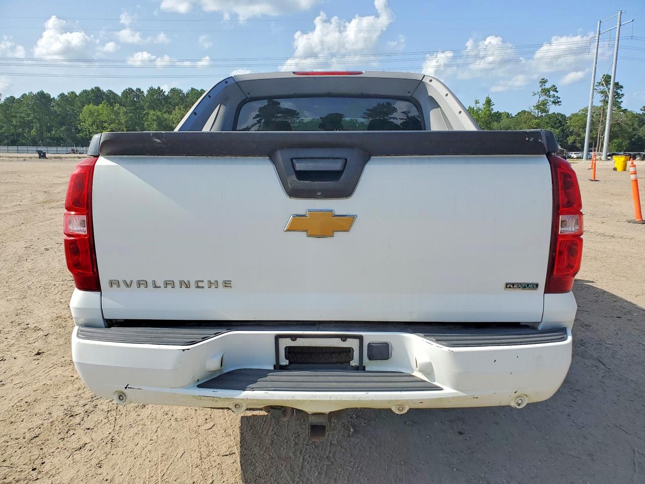 2010 Chevrolet Avalanche Lt White vin: 3GNNCFE00AG132544