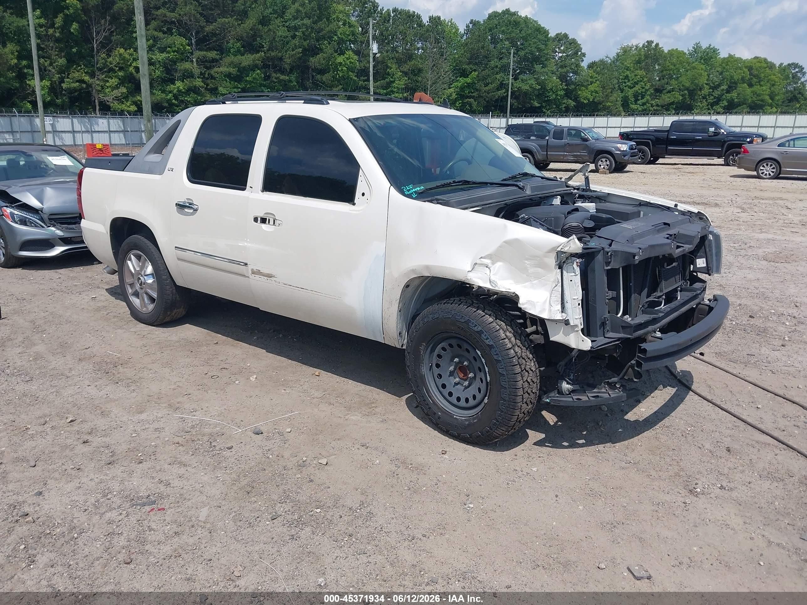 2010 Chevrolet Avalanche 1500 Ltz White vin: 3GNNCGE07AG285704