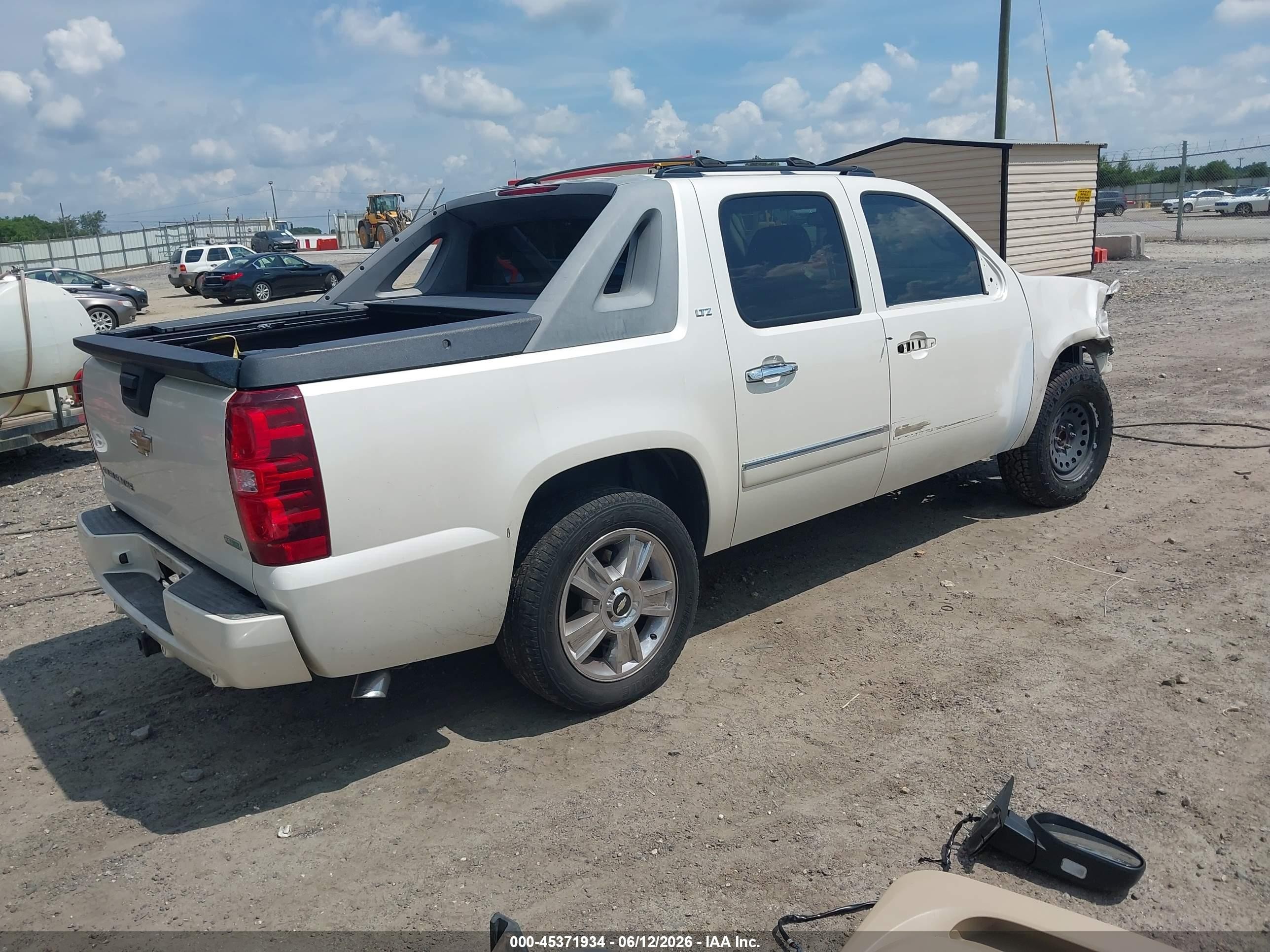 2010 Chevrolet Avalanche 1500 Ltz White vin: 3GNNCGE07AG285704