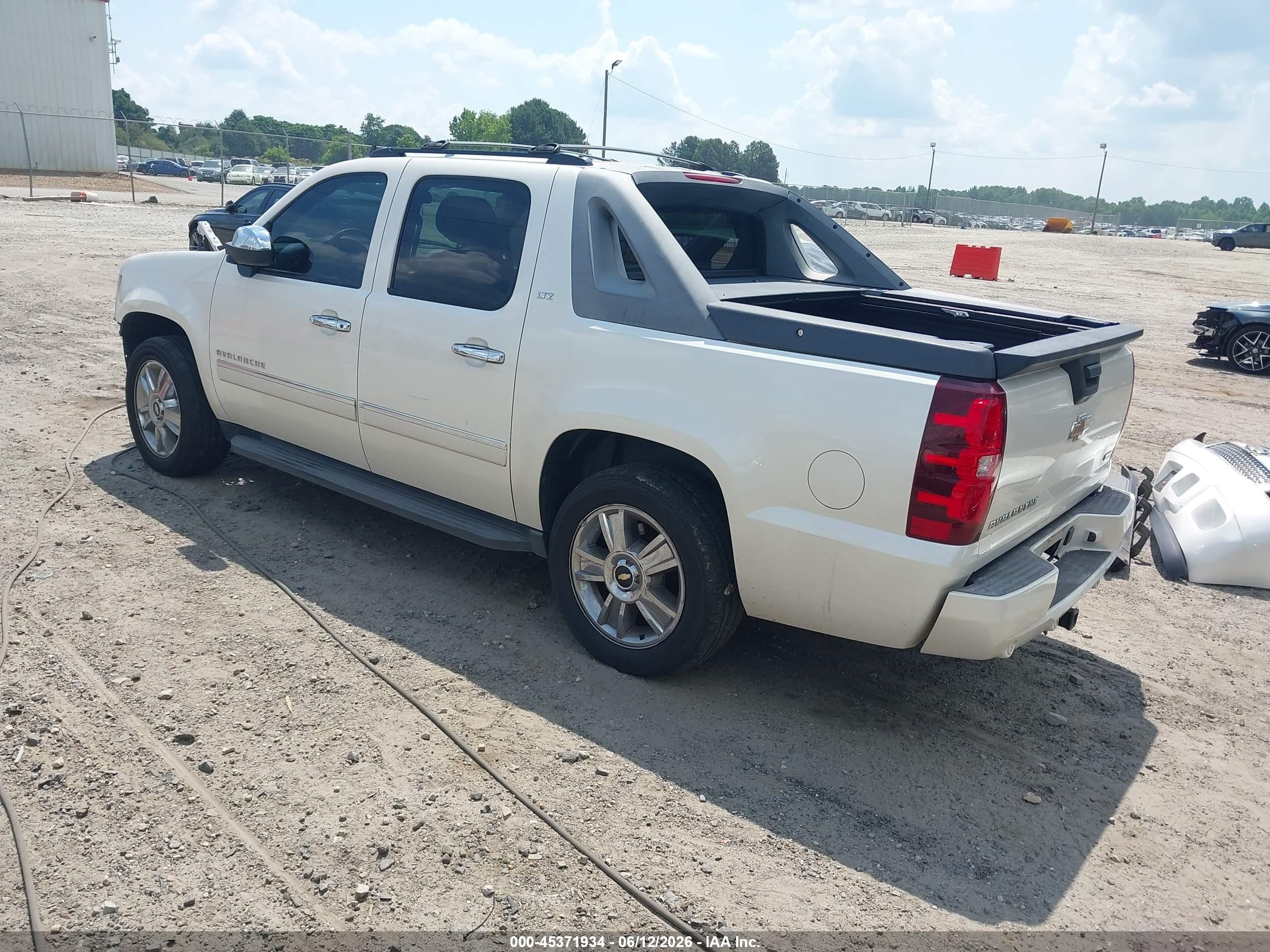 2010 Chevrolet Avalanche 1500 Ltz White vin: 3GNNCGE07AG285704
