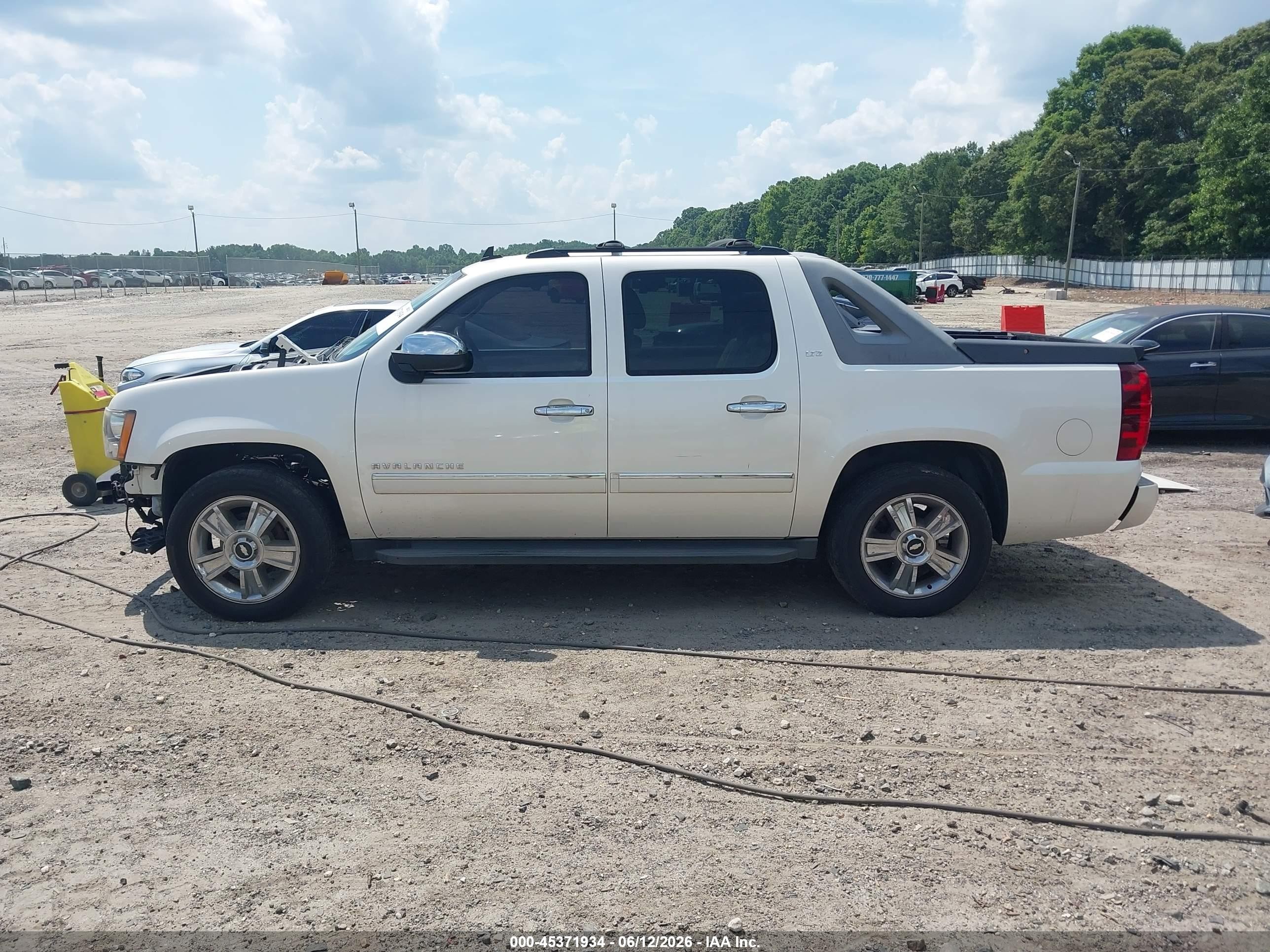 2010 Chevrolet Avalanche 1500 Ltz White vin: 3GNNCGE07AG285704