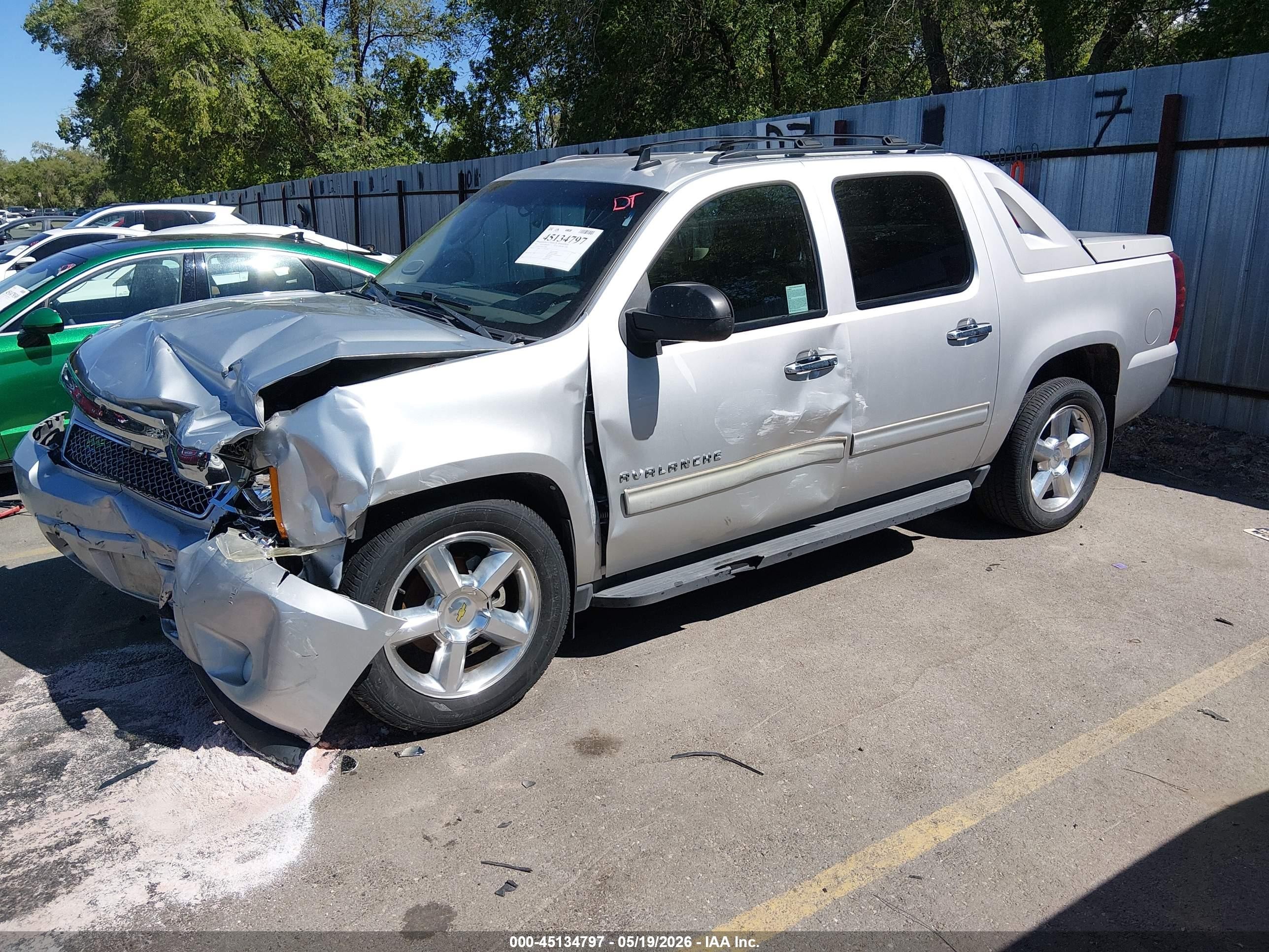 2011 Chevrolet Avalanche 1500 Ls Silver vin: 3GNTKEE31BG319890