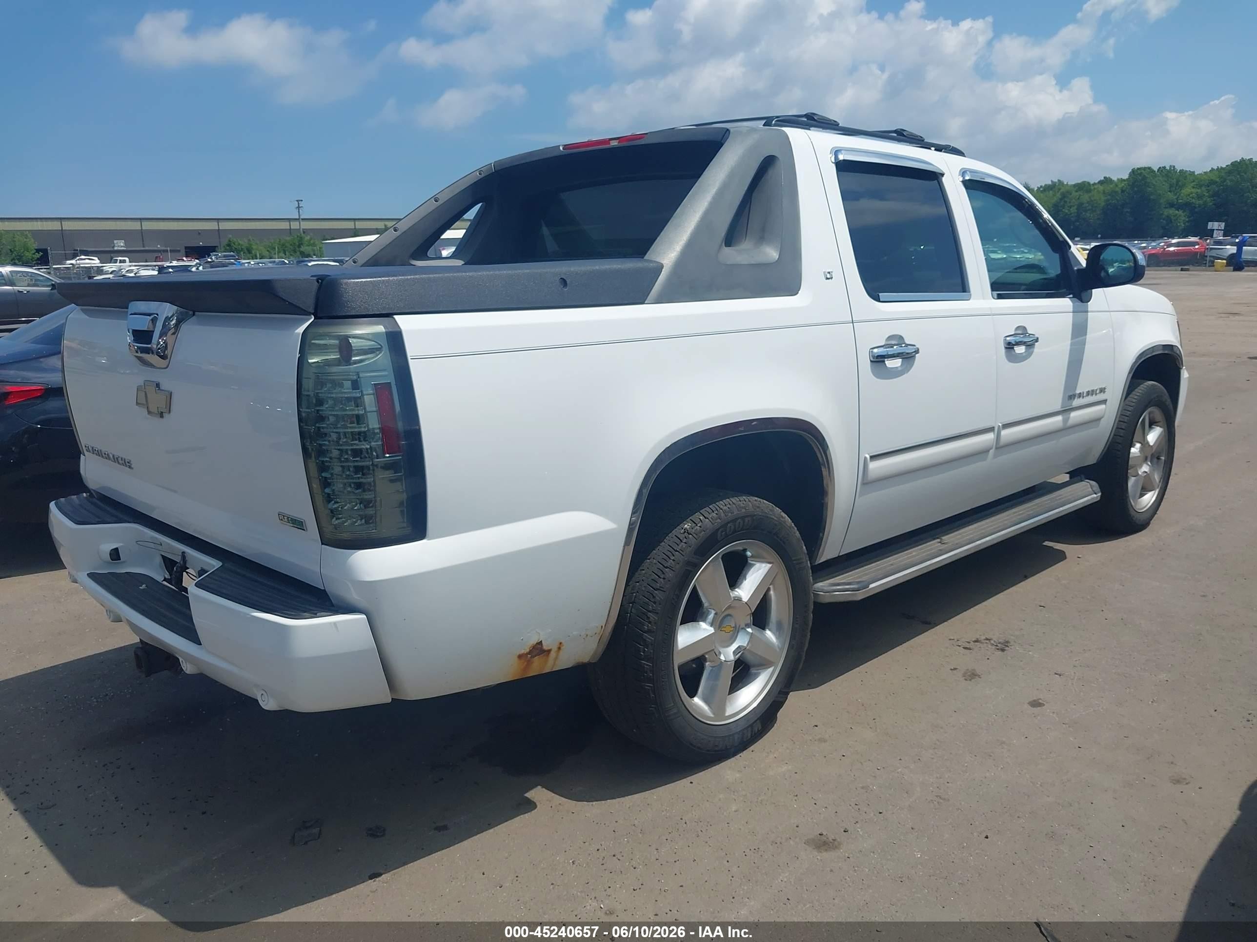 2011 Chevrolet Avalanche 1500 Lt1 White vin: 3GNTKFE30BG269375