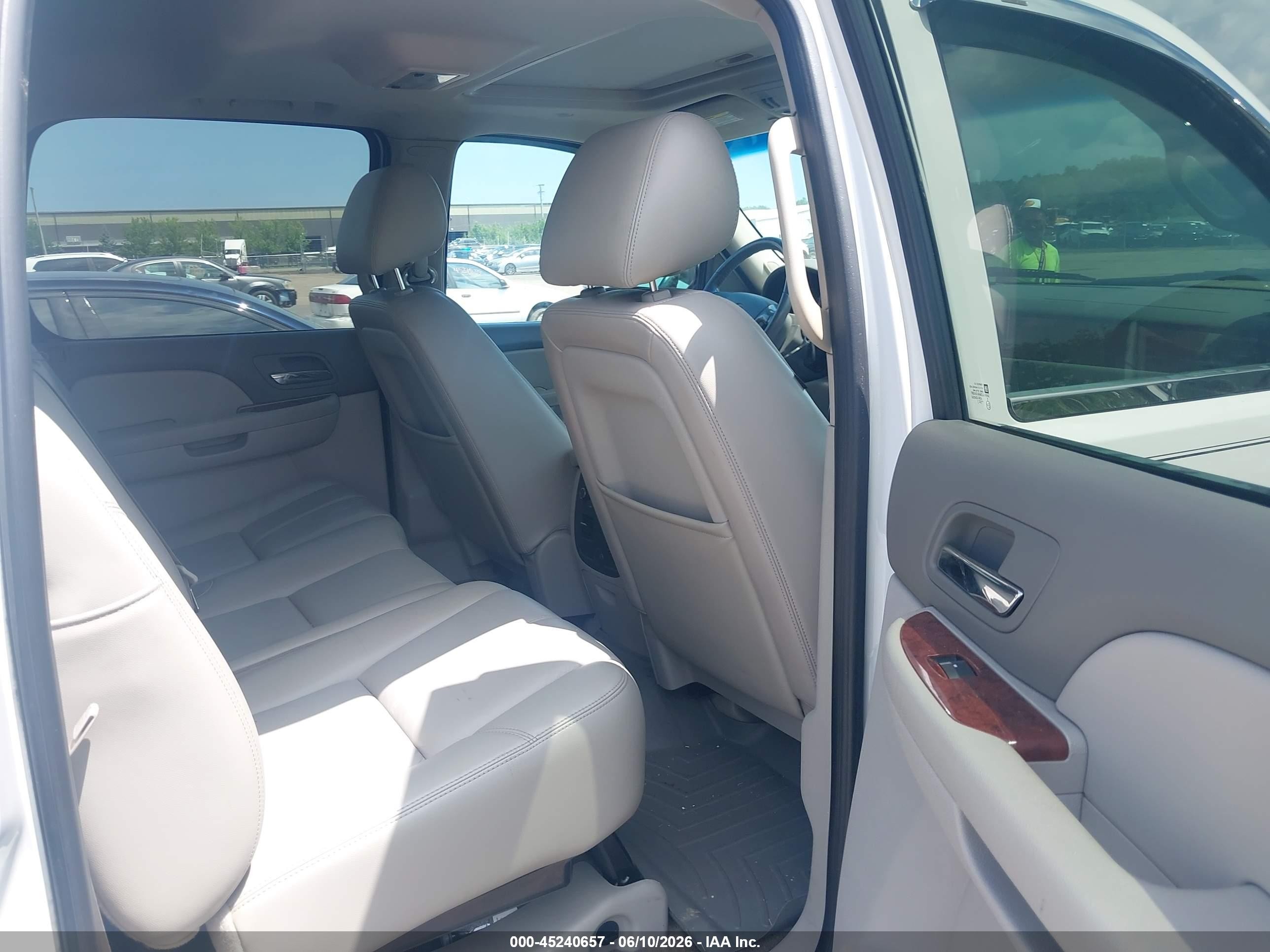 2011 Chevrolet Avalanche 1500 Lt1 White vin: 3GNTKFE30BG269375