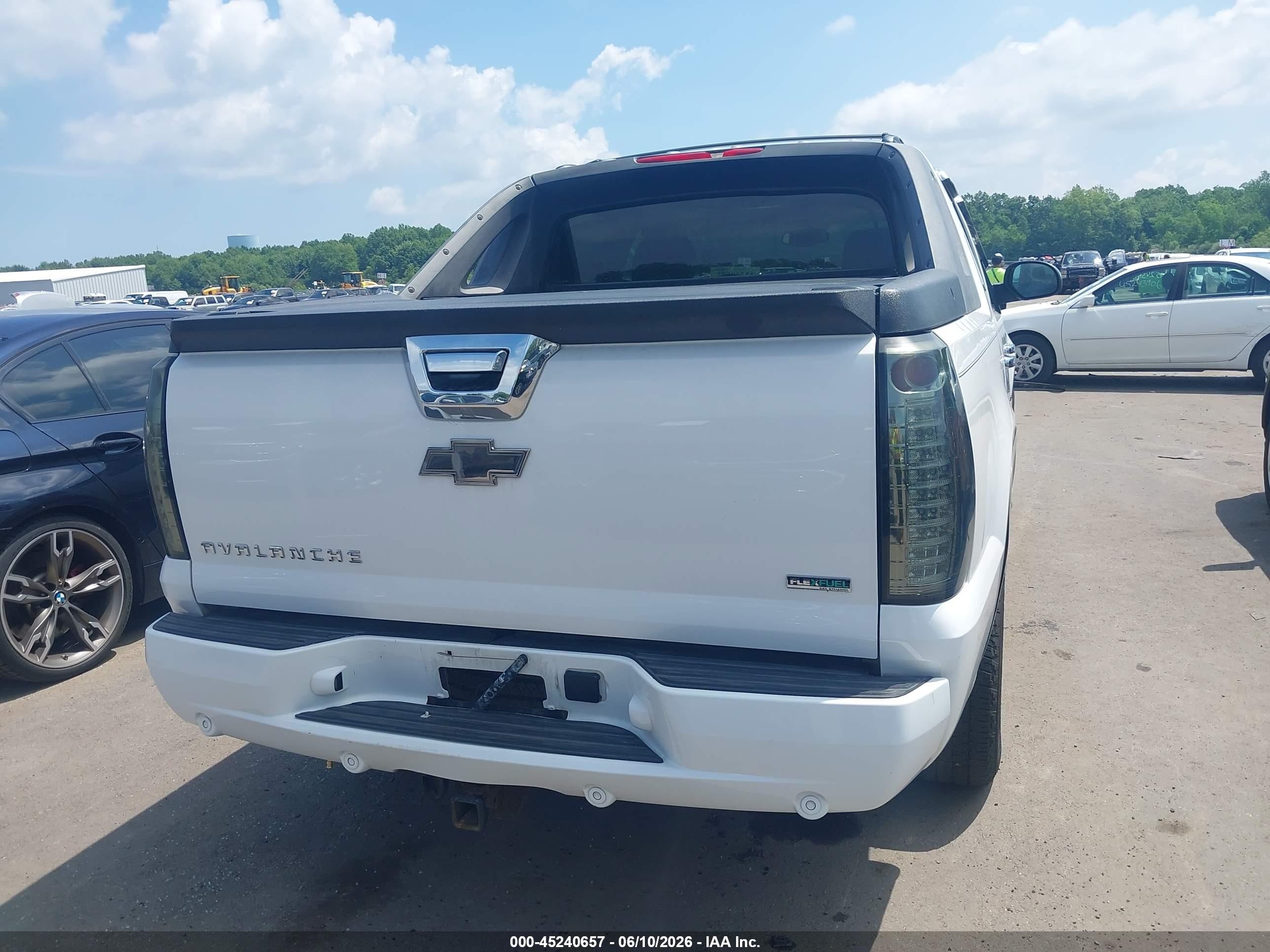 2011 Chevrolet Avalanche 1500 Lt1 White vin: 3GNTKFE30BG269375