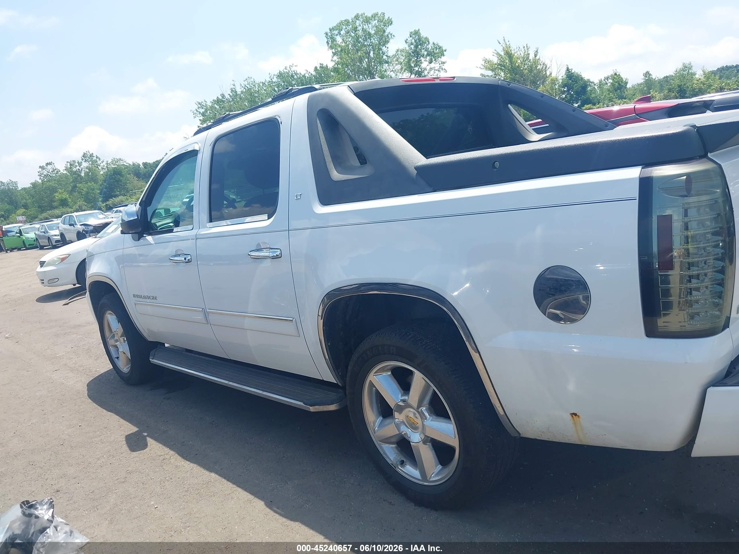 2011 Chevrolet Avalanche 1500 Lt1 White vin: 3GNTKFE30BG269375