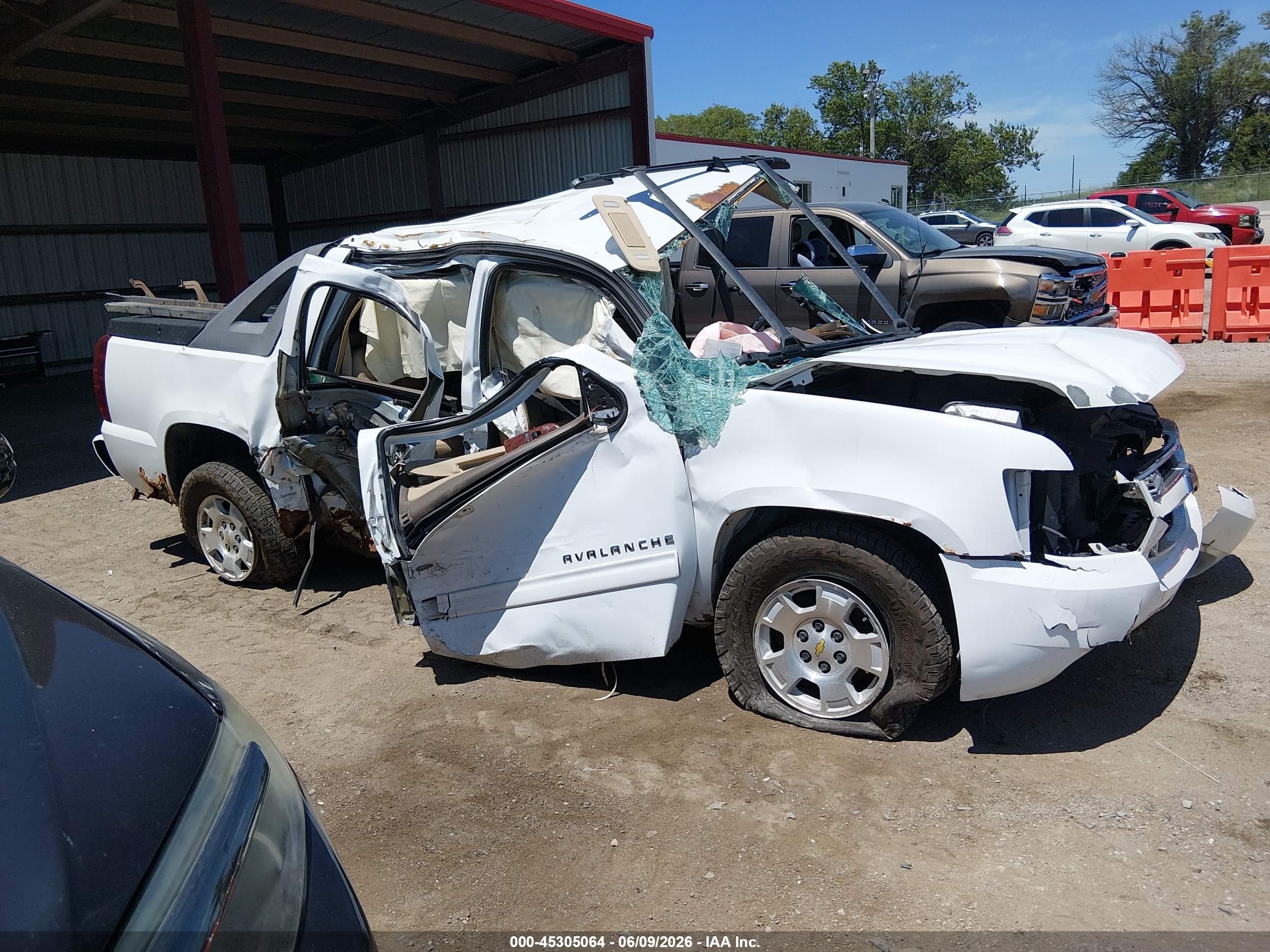 2011 Chevrolet Avalanche 1500 Lt1 White vin: 3GNTKFE30BG368083