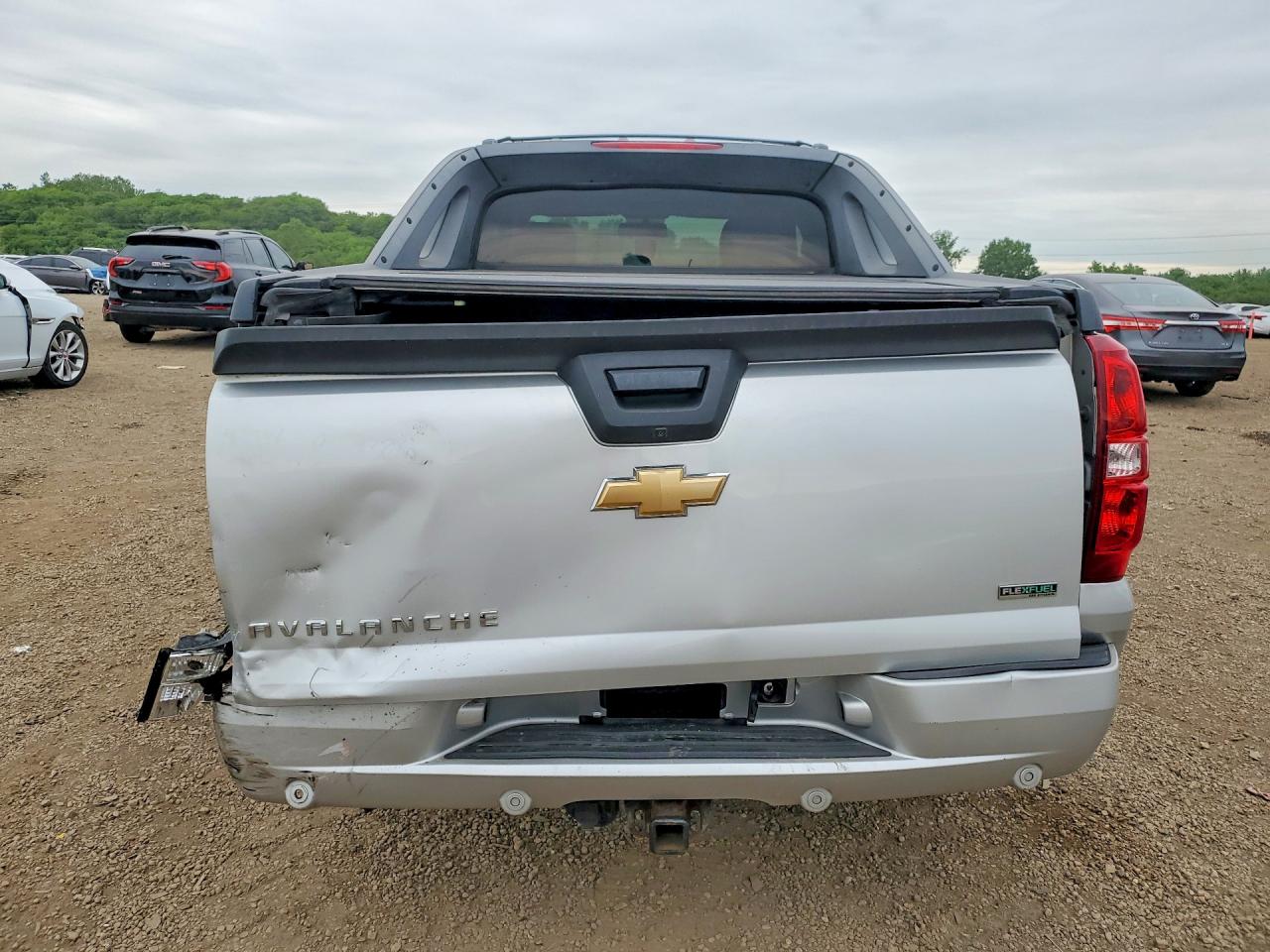 2011 Chevrolet Avalanche Lt Silver vin: 3GNTKFE34BG374596