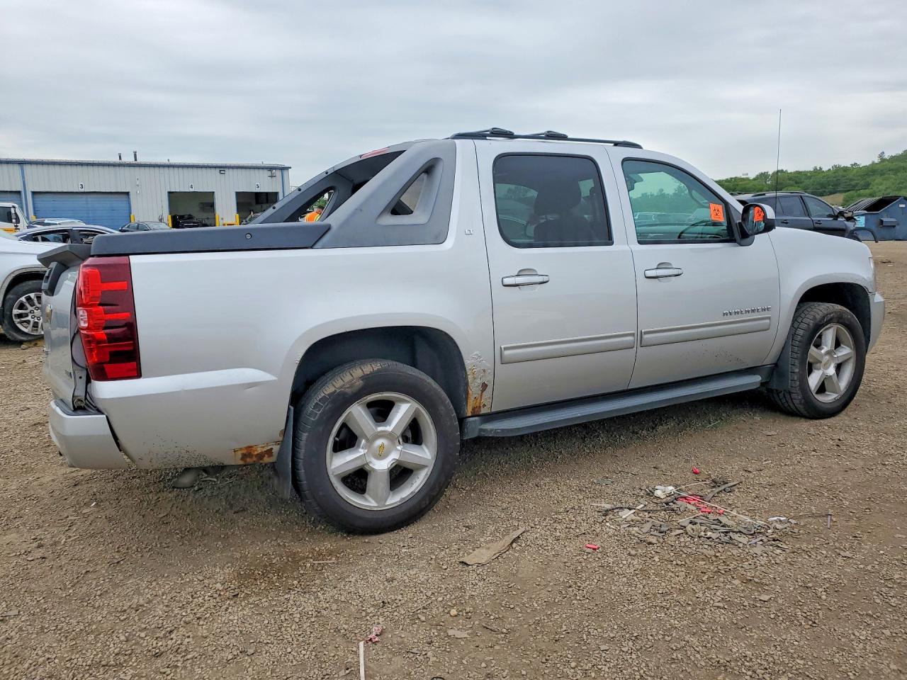 2011 Chevrolet Avalanche Lt Silver vin: 3GNTKFE34BG374596