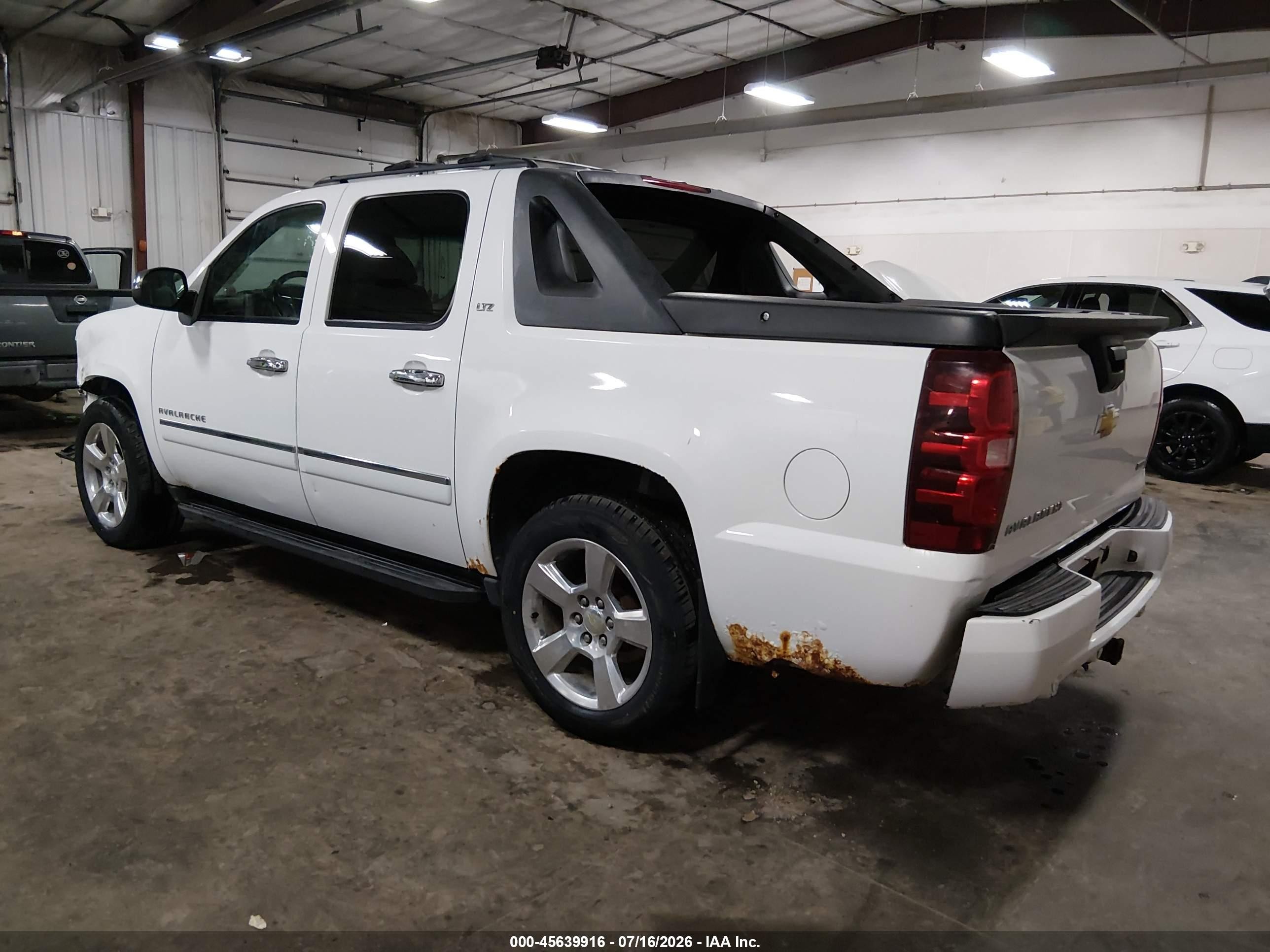 2011 Chevrolet Avalanche 1500 Ltz White vin: 3GNTKGE32BG213282
