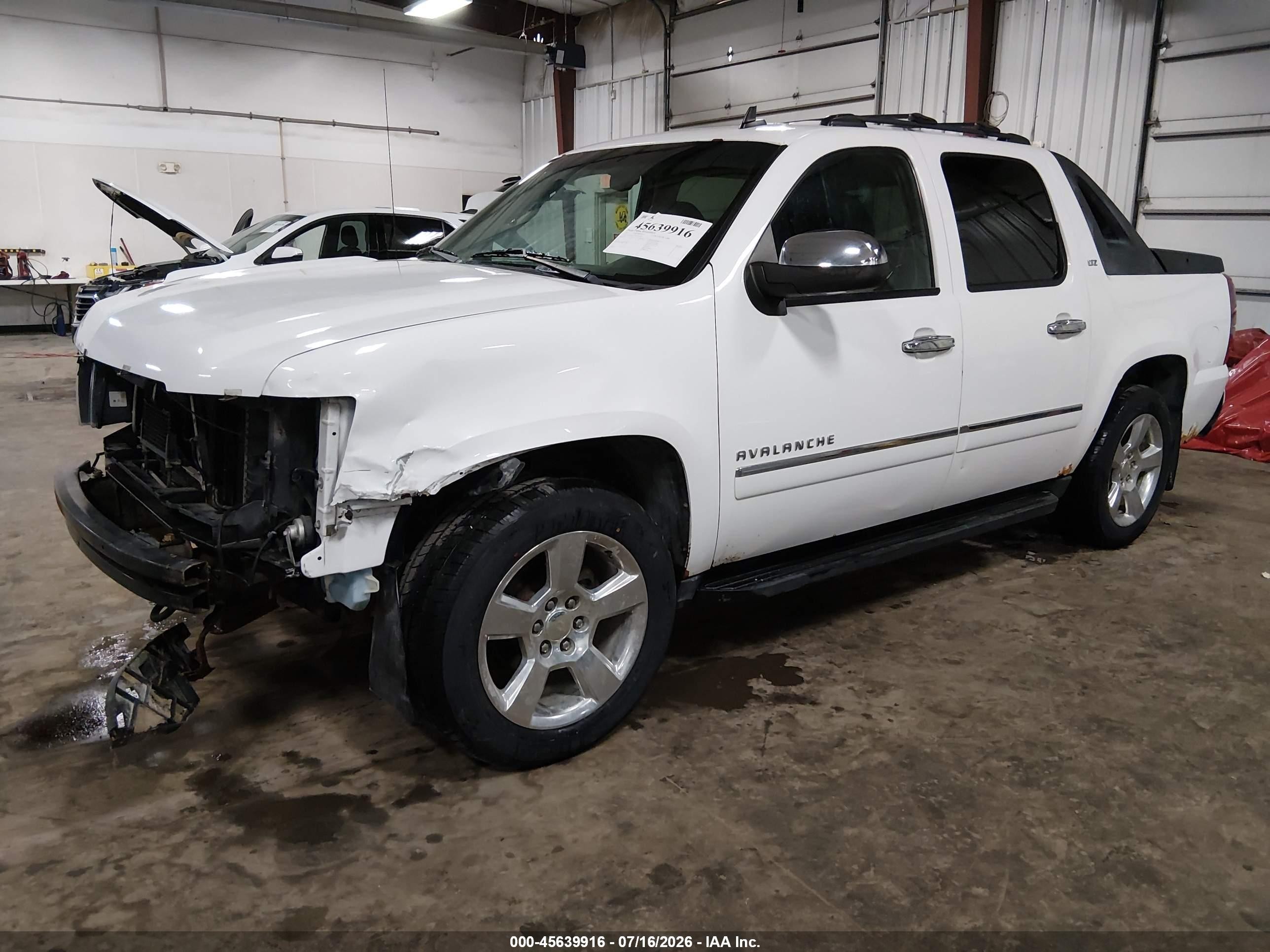 2011 Chevrolet Avalanche 1500 Ltz White vin: 3GNTKGE32BG213282