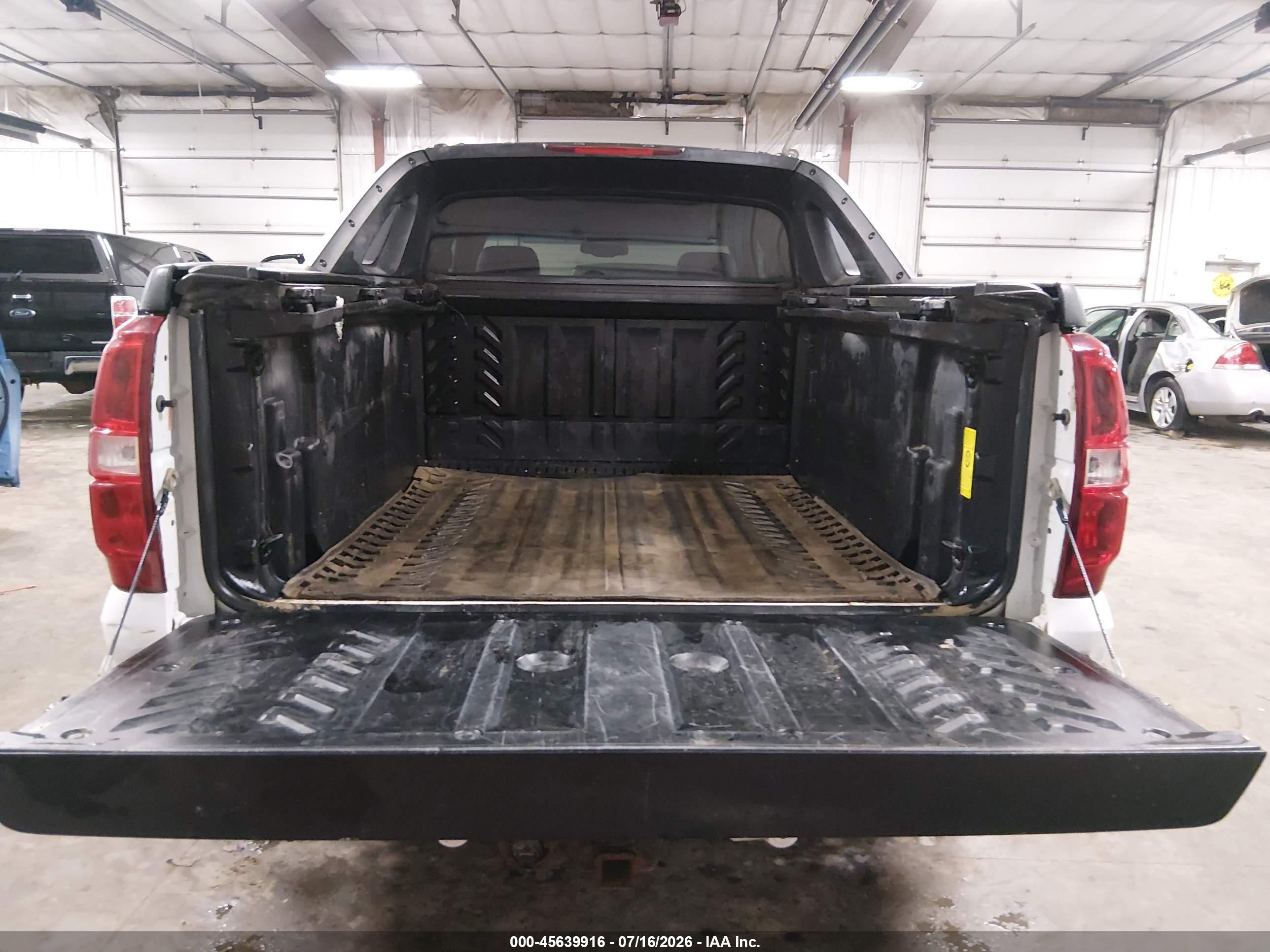 2011 Chevrolet Avalanche 1500 Ltz White vin: 3GNTKGE32BG213282