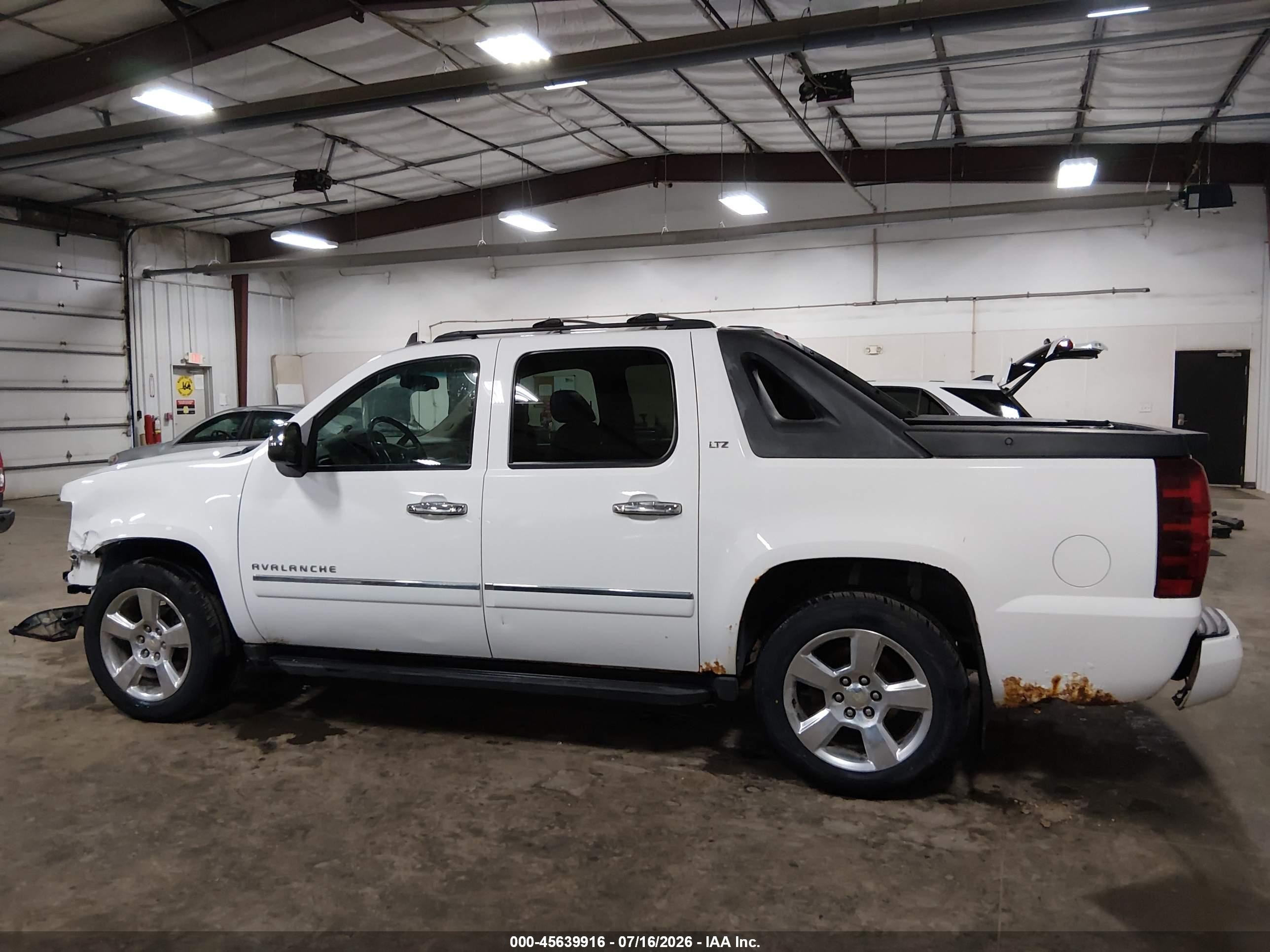 2011 Chevrolet Avalanche 1500 Ltz White vin: 3GNTKGE32BG213282