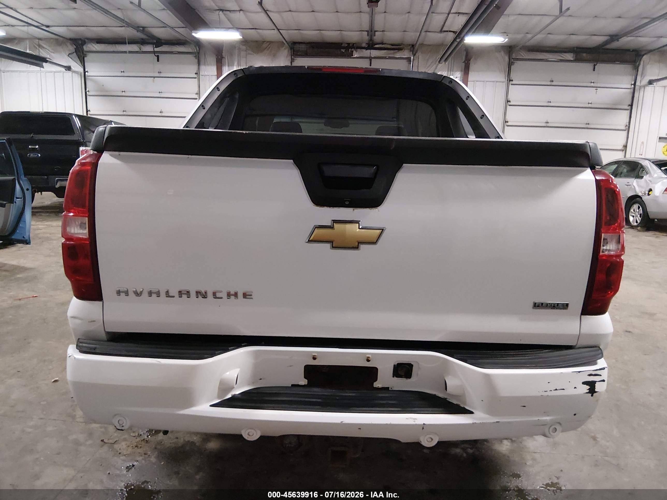 2011 Chevrolet Avalanche 1500 Ltz White vin: 3GNTKGE32BG213282