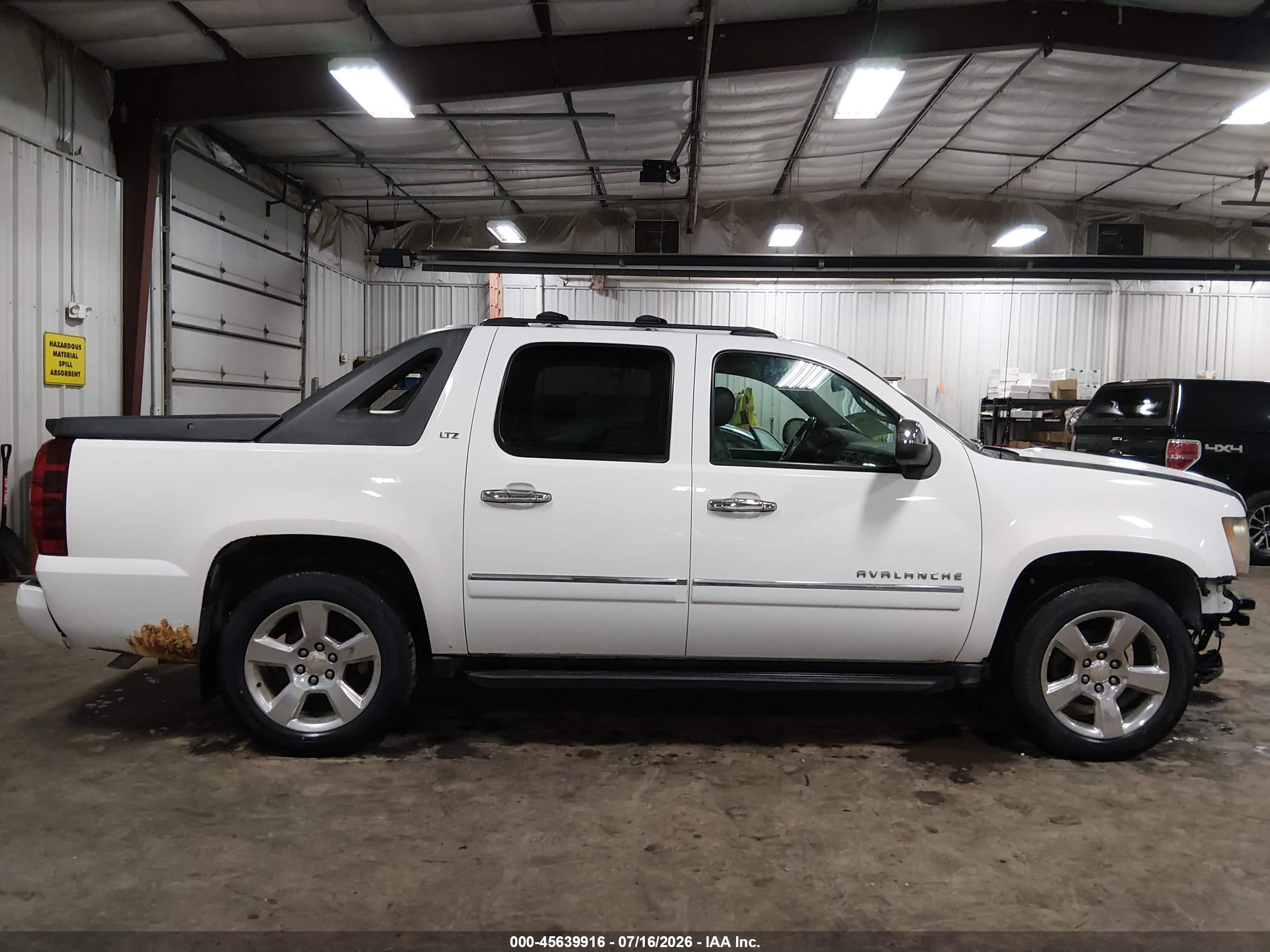 2011 Chevrolet Avalanche 1500 Ltz White vin: 3GNTKGE32BG213282