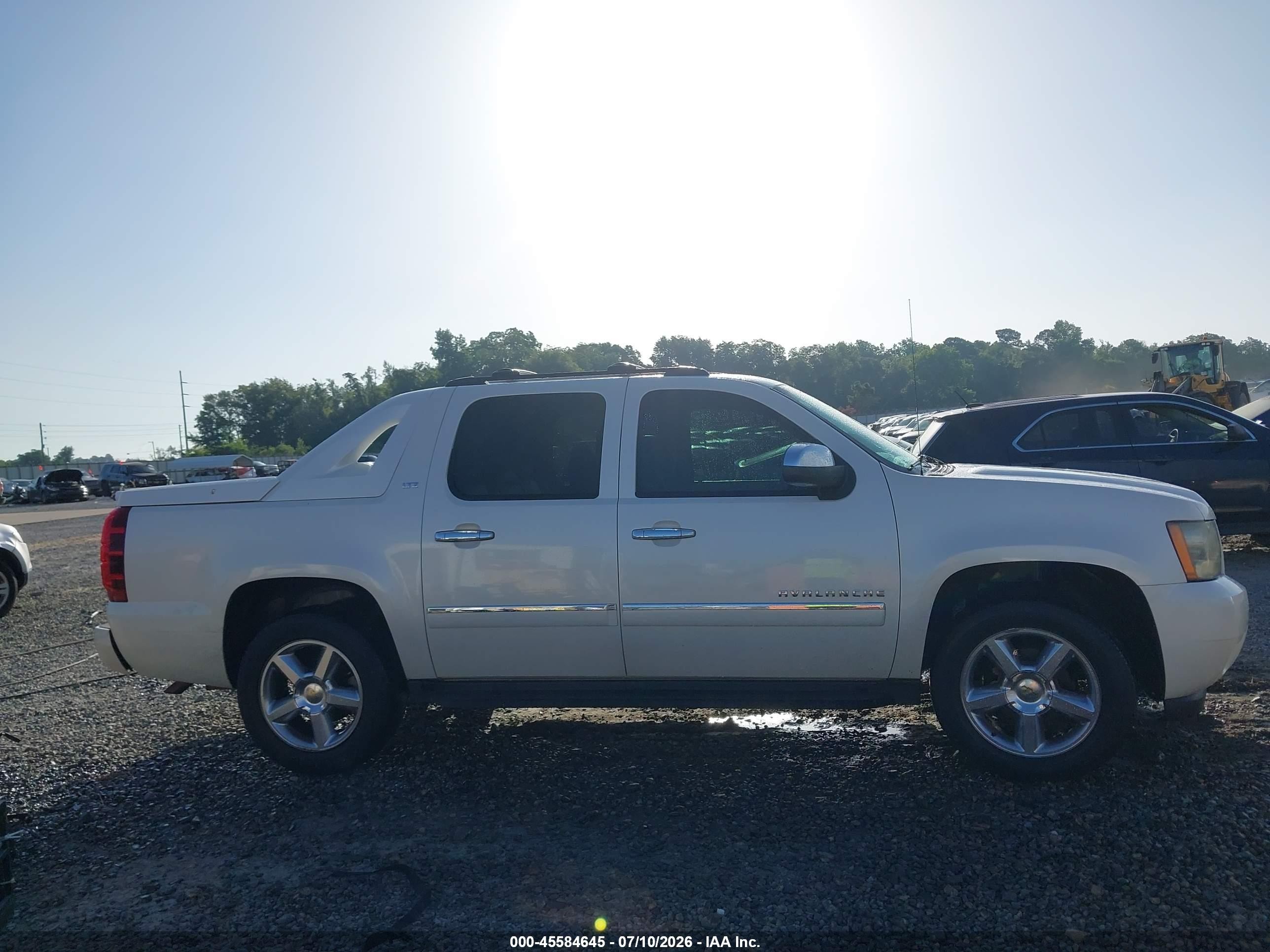 2011 Chevrolet Avalanche 1500 Ltz Белый vin: 3GNTKGE35BG226964