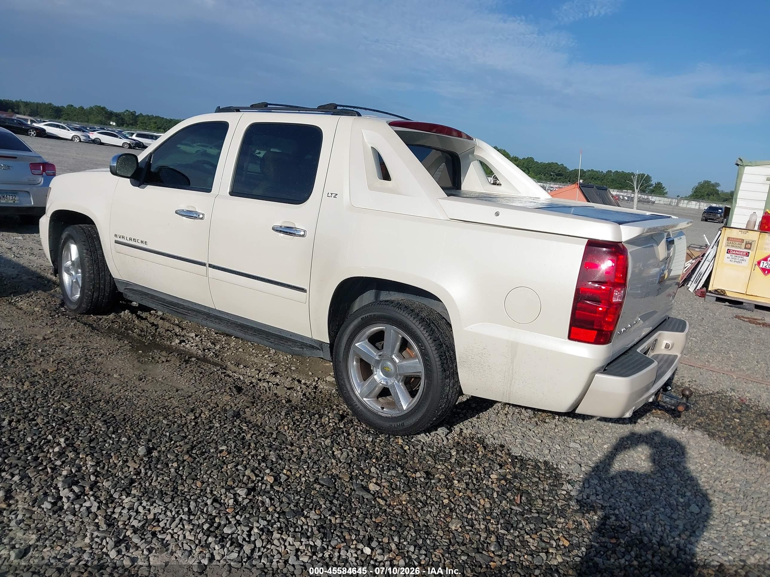 2011 Chevrolet Avalanche 1500 Ltz Белый vin: 3GNTKGE35BG226964