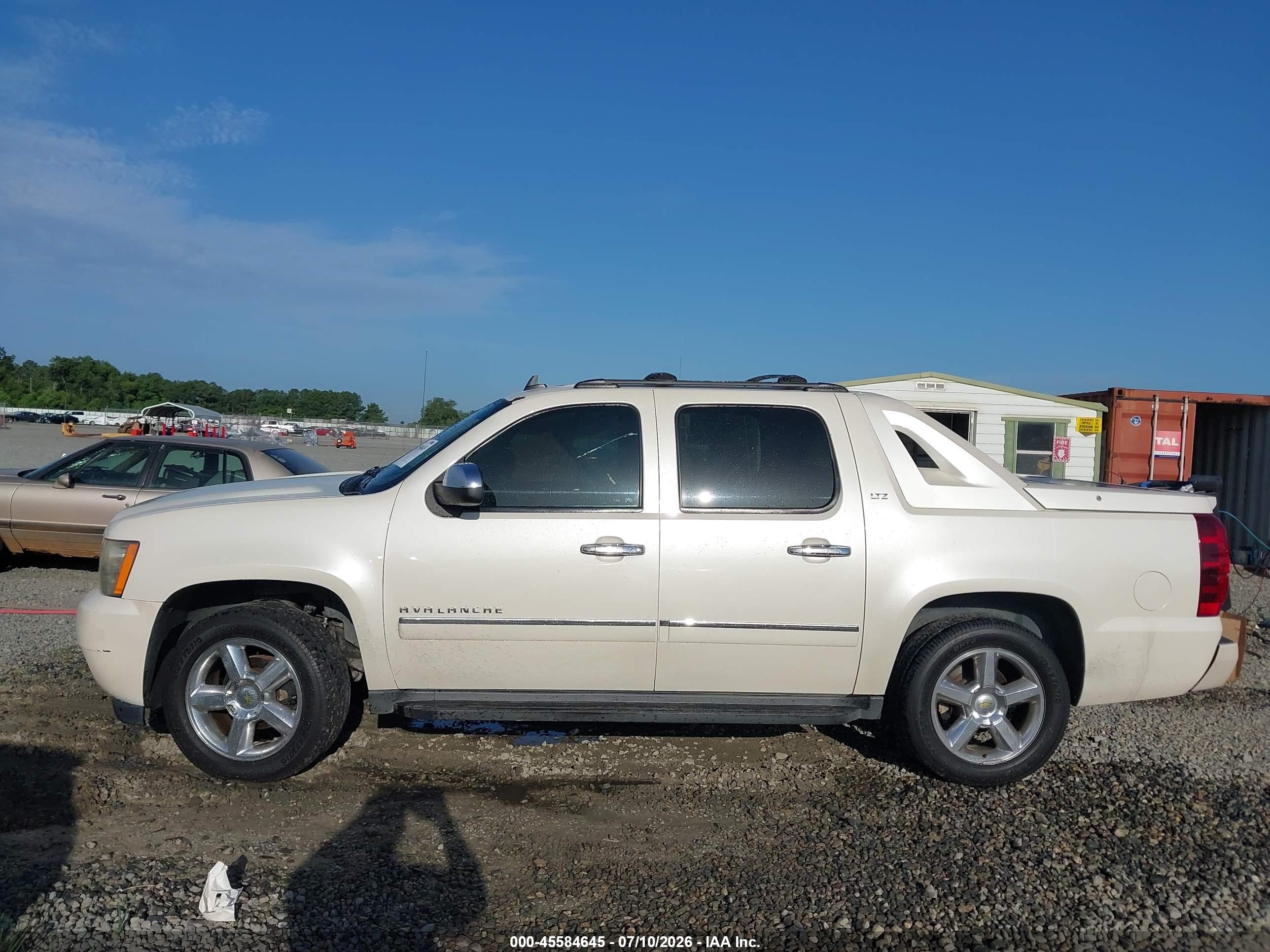 2011 Chevrolet Avalanche 1500 Ltz Белый vin: 3GNTKGE35BG226964