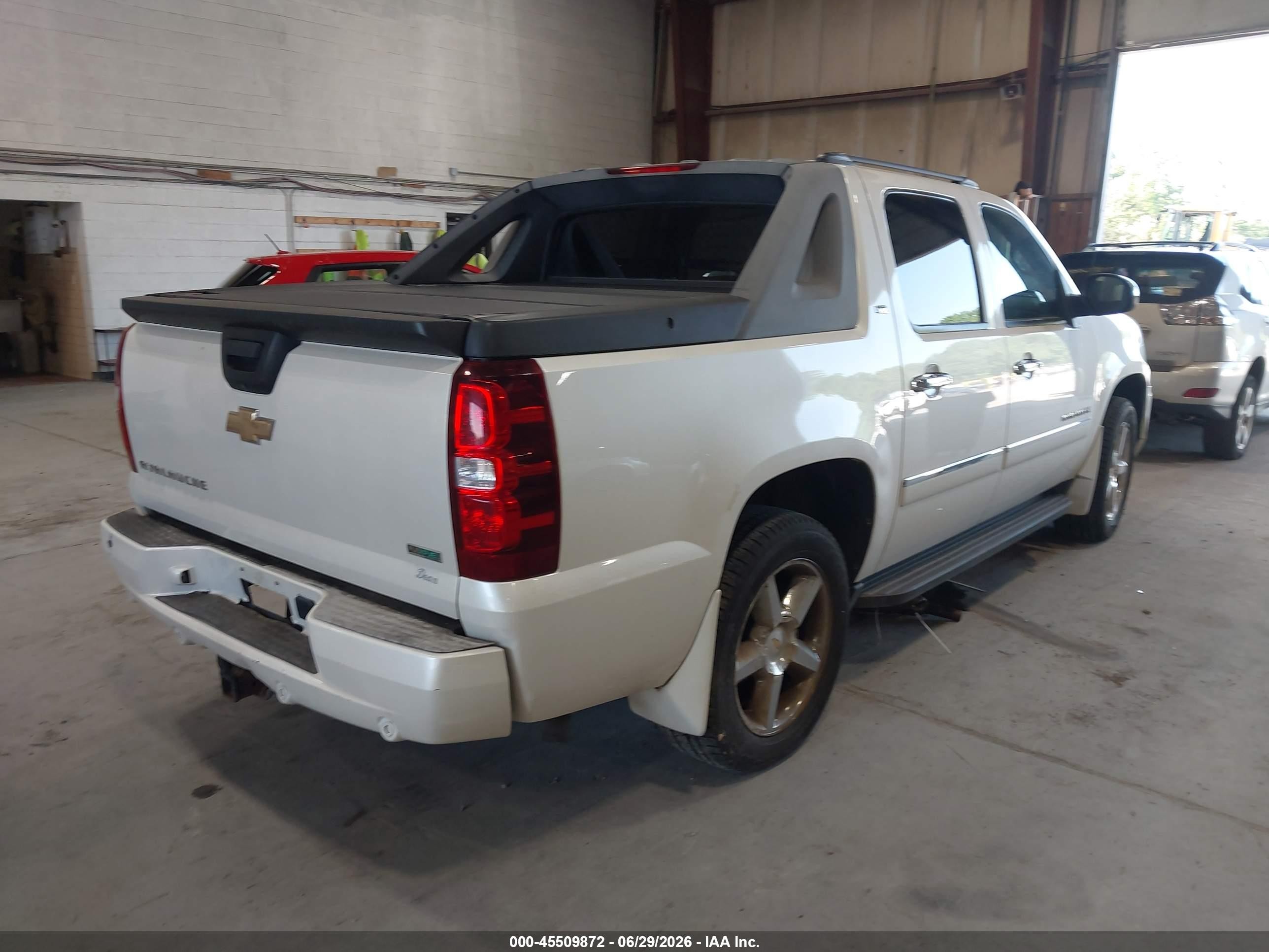 2011 Chevrolet Avalanche 1500 Ltz White vin: 3GNTKGE35BG373902