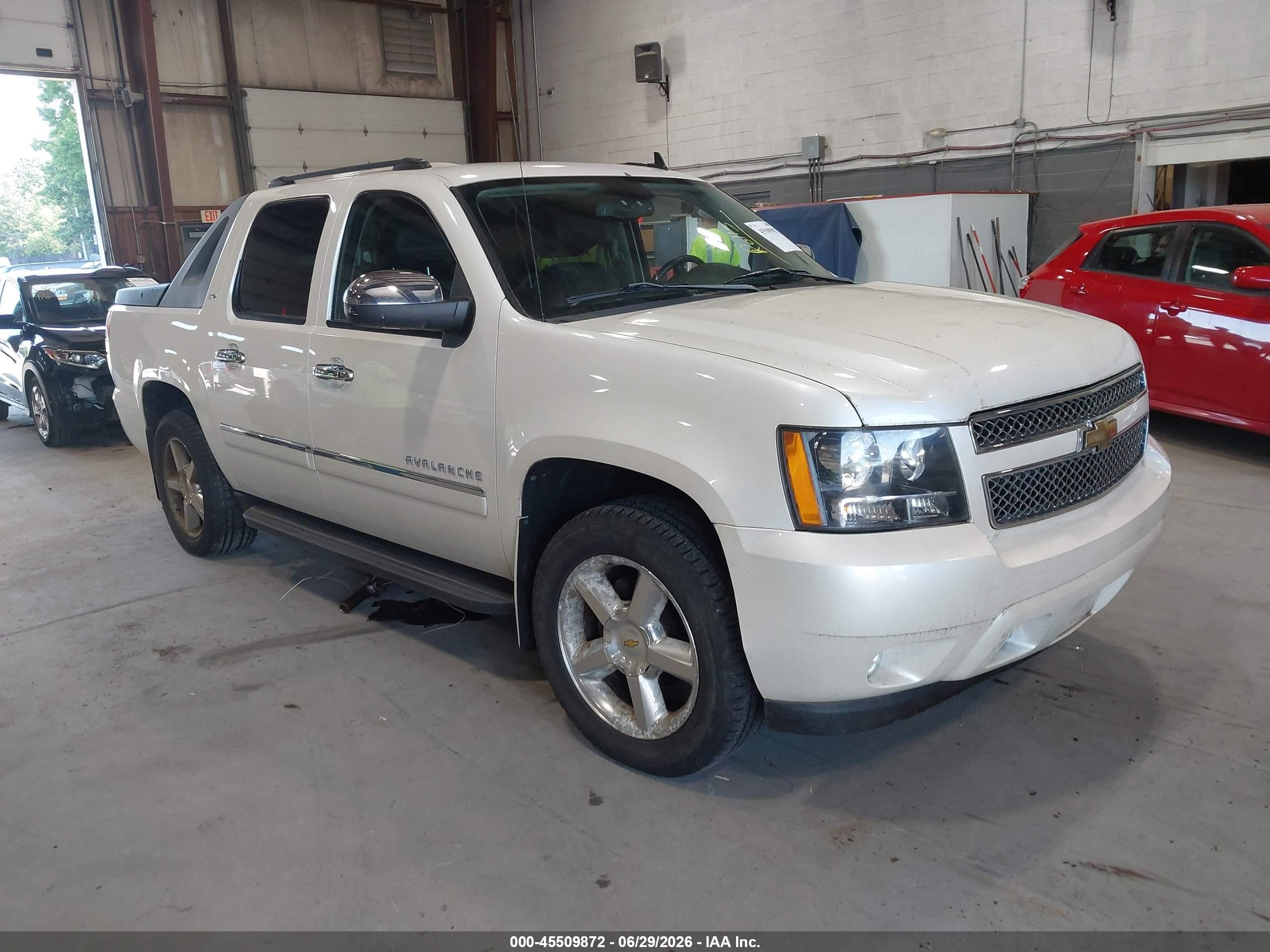 2011 Chevrolet Avalanche 1500 Ltz White vin: 3GNTKGE35BG373902