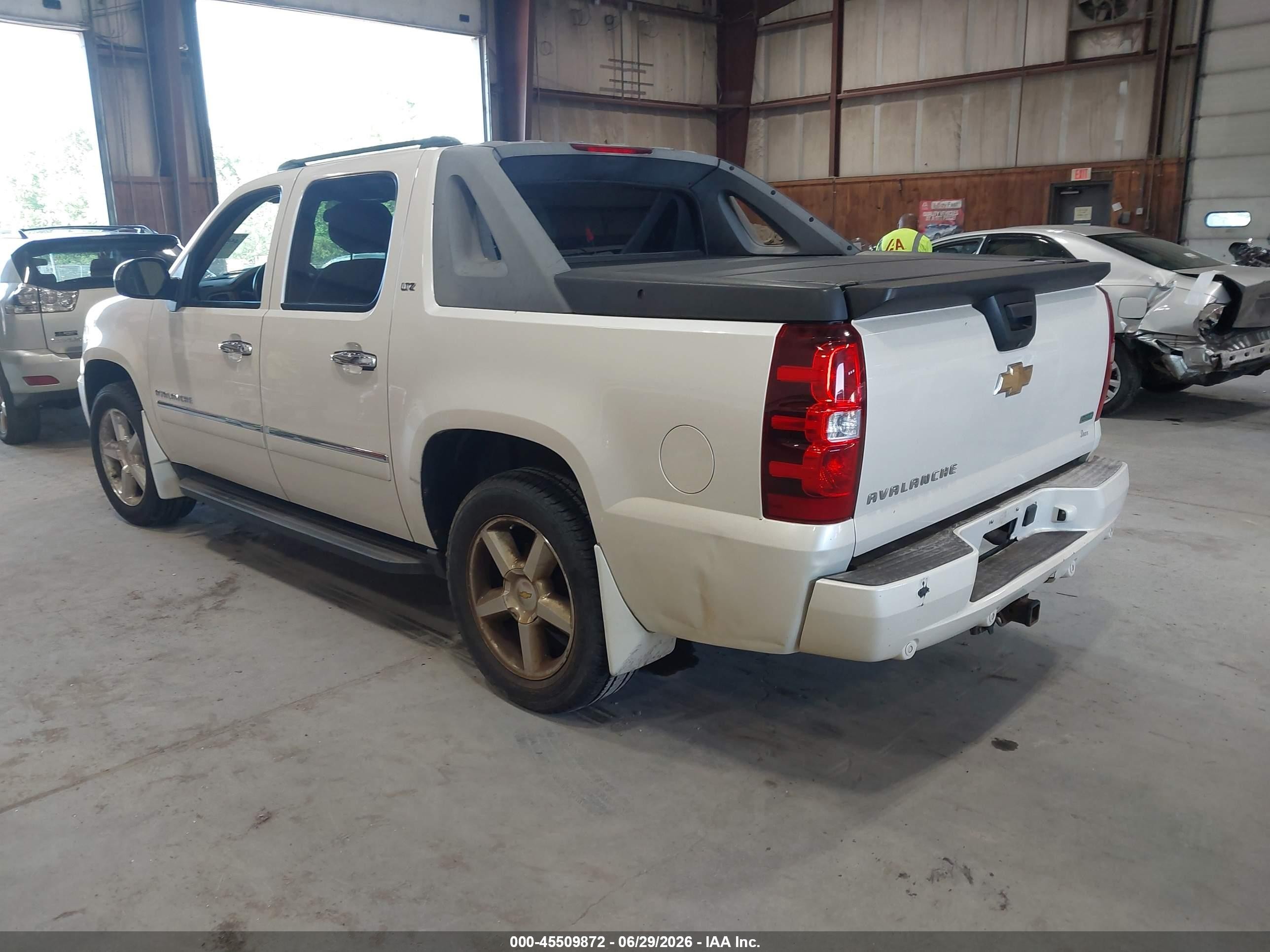 2011 Chevrolet Avalanche 1500 Ltz White vin: 3GNTKGE35BG373902