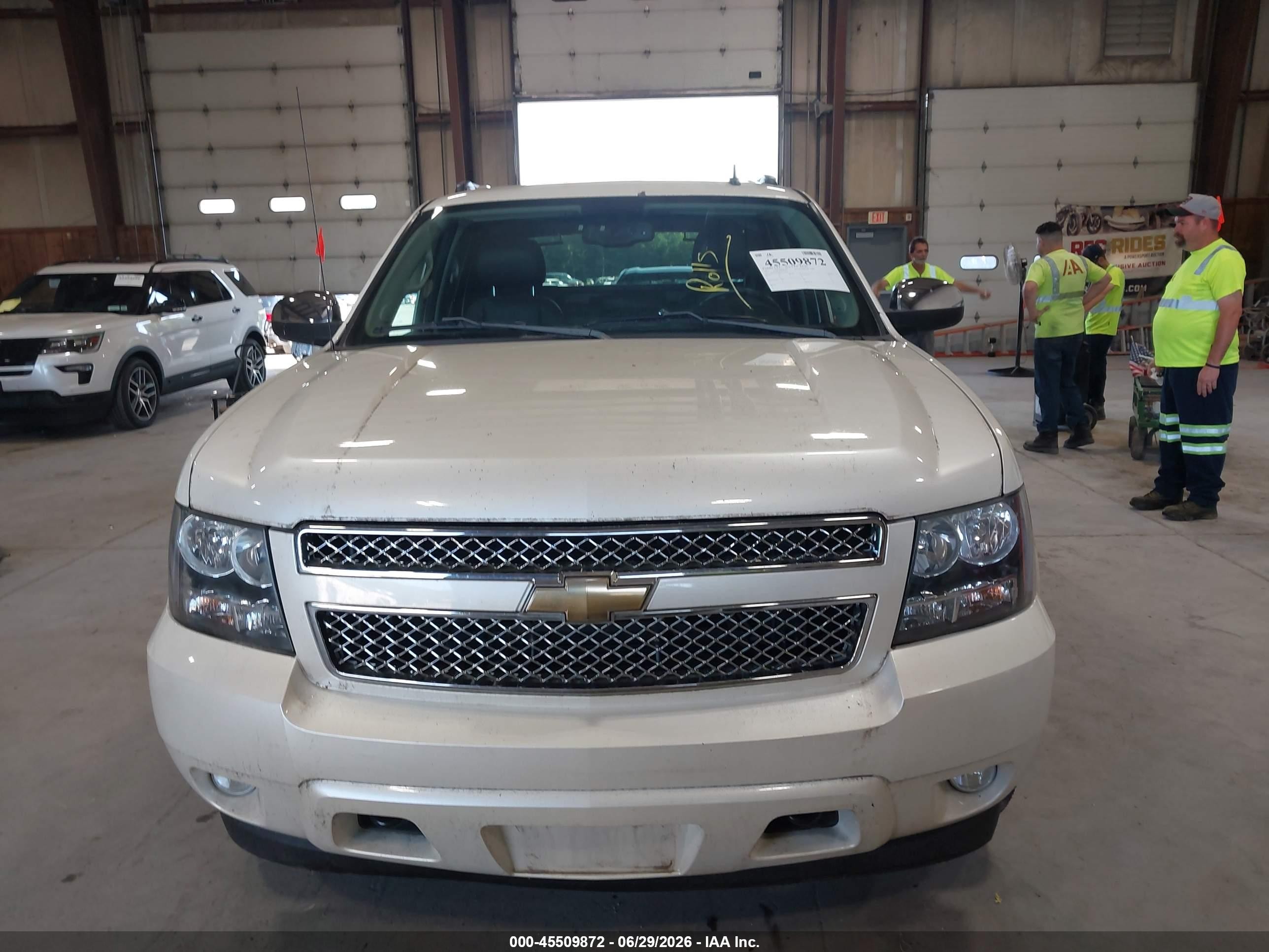 2011 Chevrolet Avalanche 1500 Ltz White vin: 3GNTKGE35BG373902