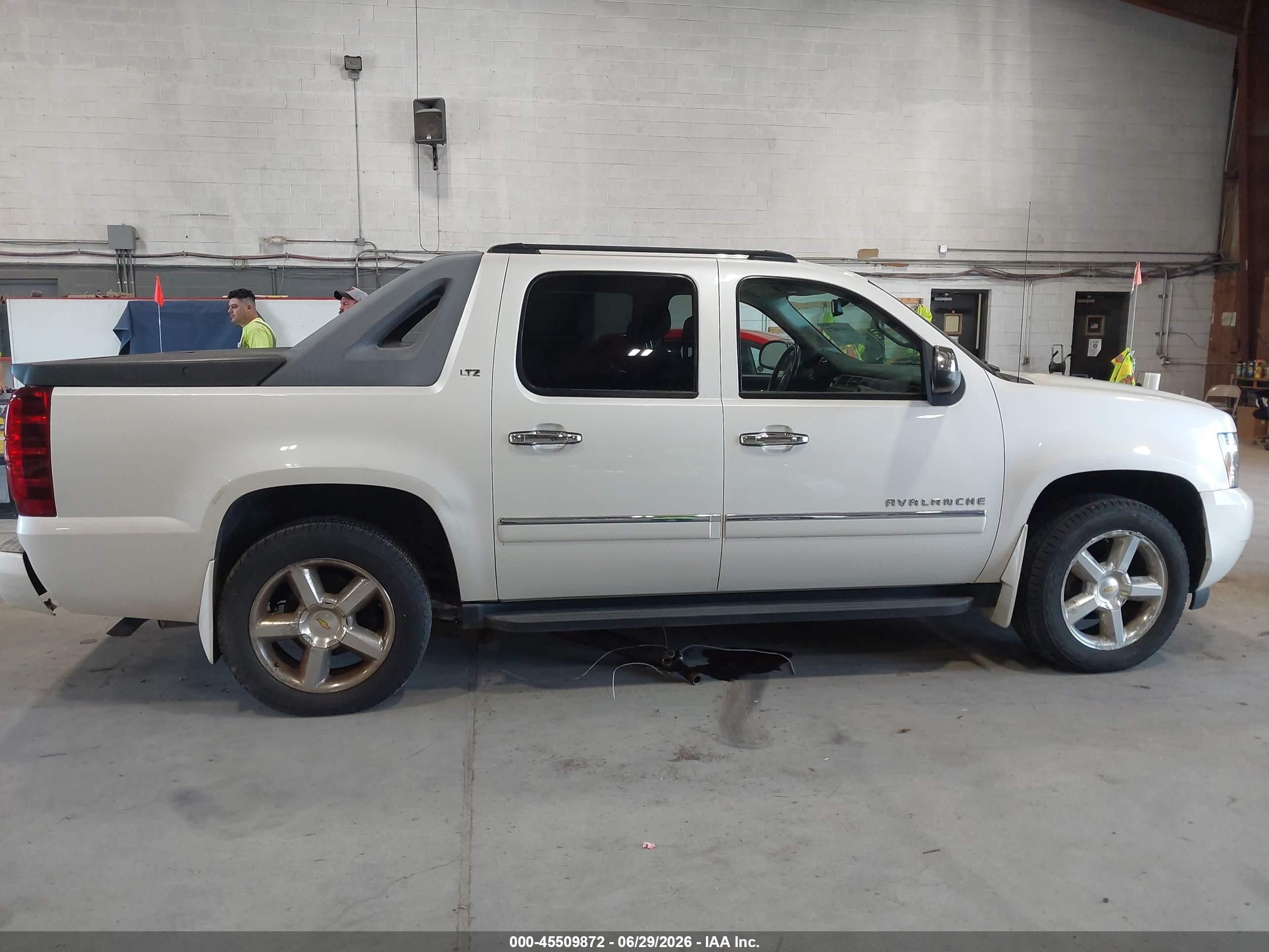 2011 Chevrolet Avalanche 1500 Ltz White vin: 3GNTKGE35BG373902