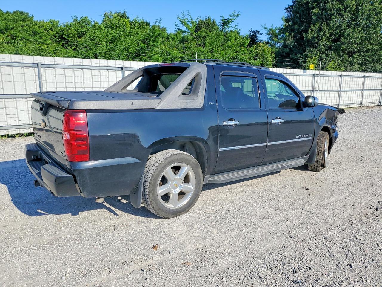 2011 Chevrolet Avalanche Ltz Black vin: 3GNTKGE39BG112384