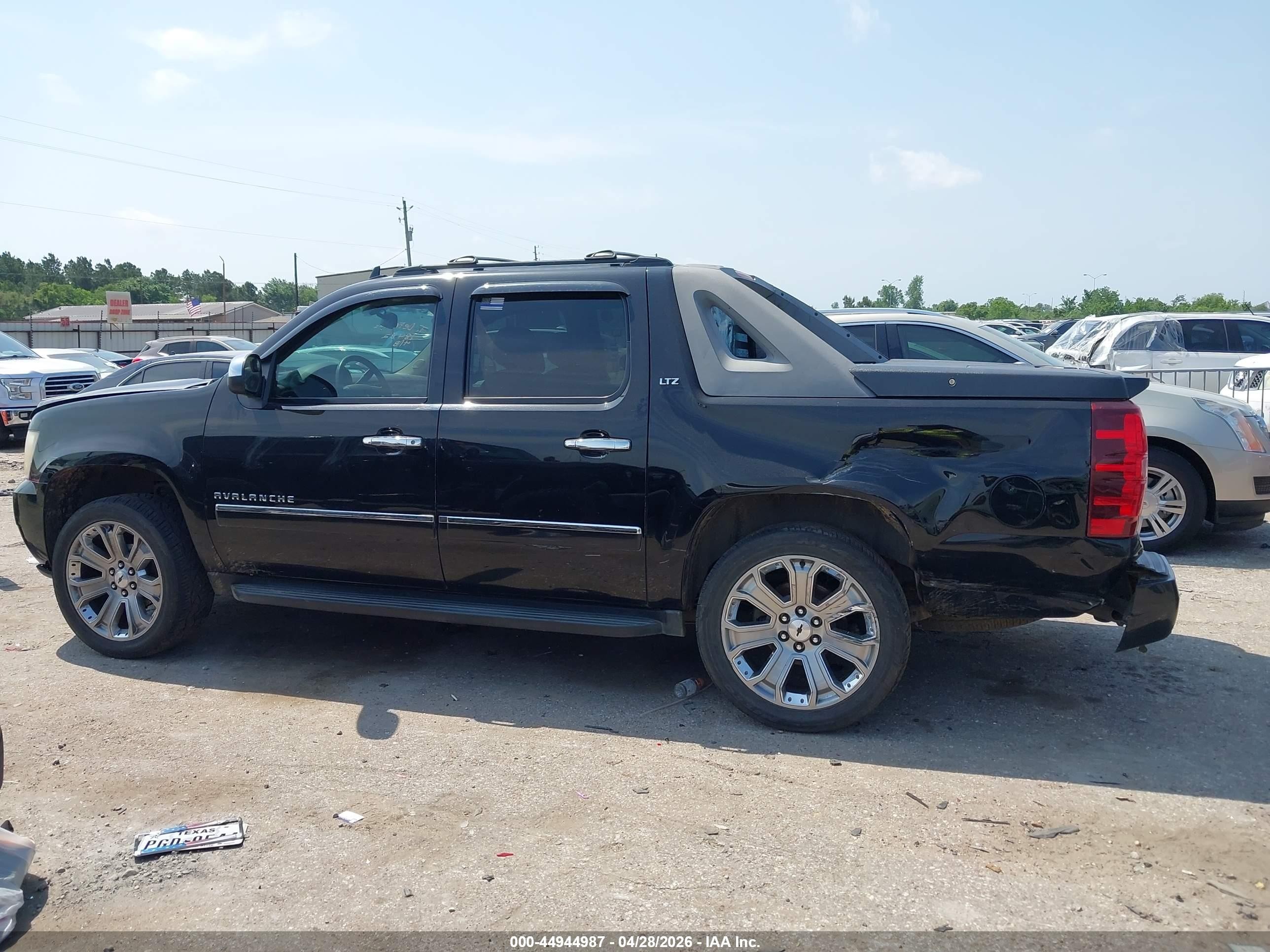 2011 Chevrolet Avalanche 1500 Ltz Black vin: 3GNTKGE39BG259658