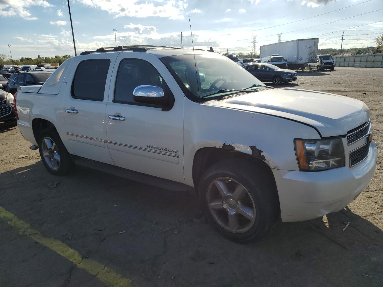 2012 Chevrolet Avalanche Ltz White vin: 3GNTKGE70CG126033