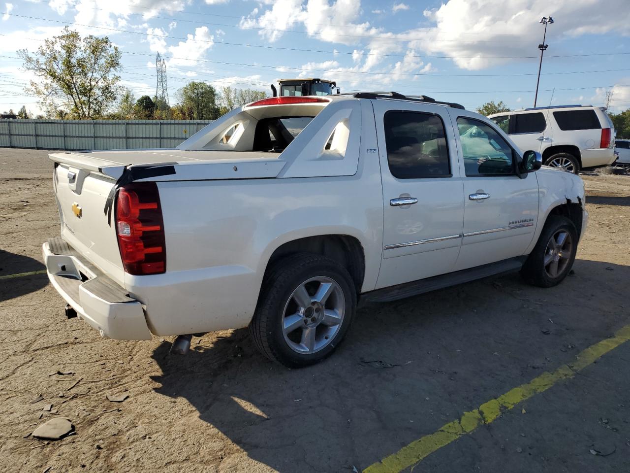 2012 Chevrolet Avalanche Ltz White vin: 3GNTKGE70CG126033