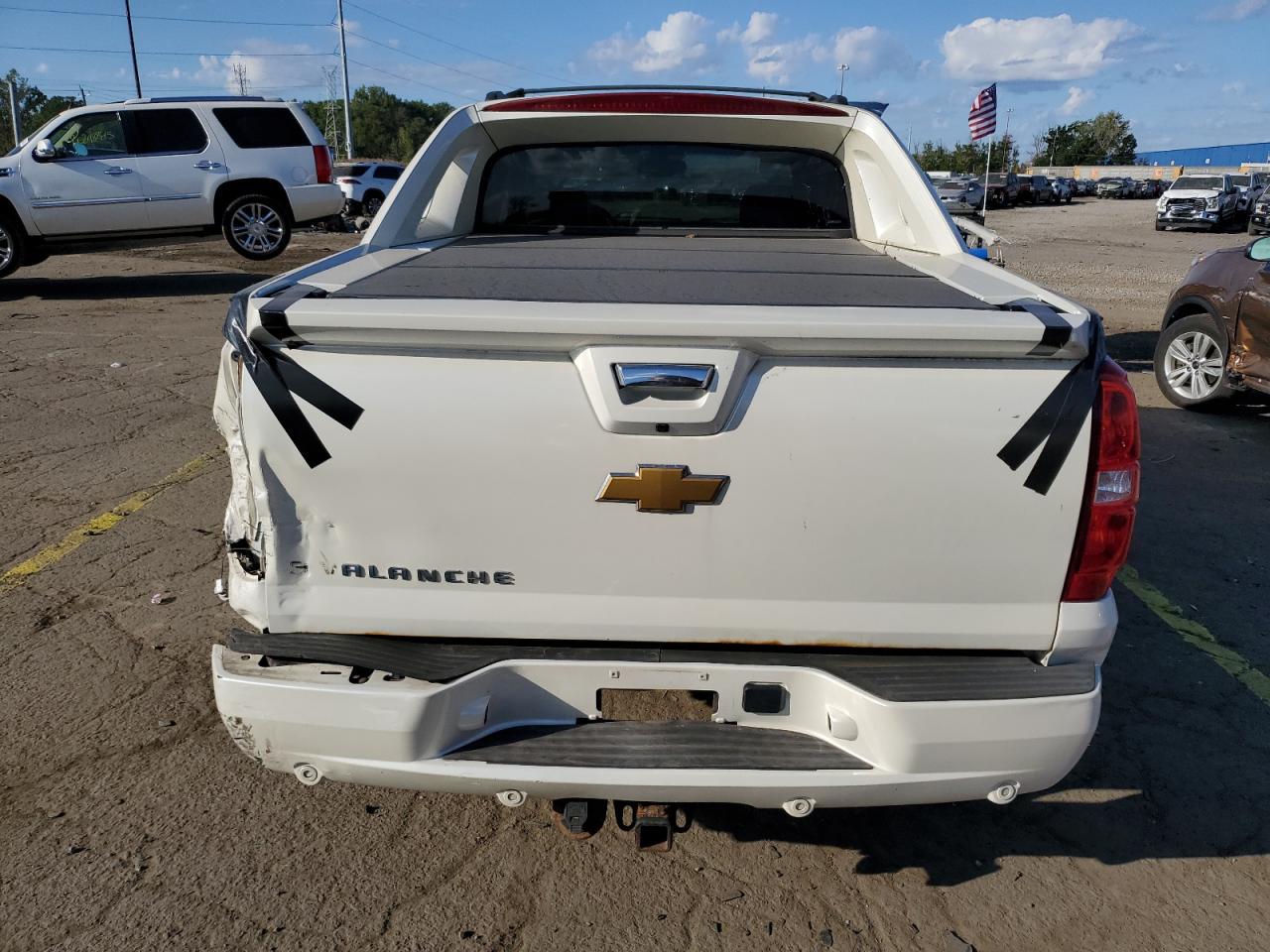 2012 Chevrolet Avalanche Ltz White vin: 3GNTKGE70CG126033