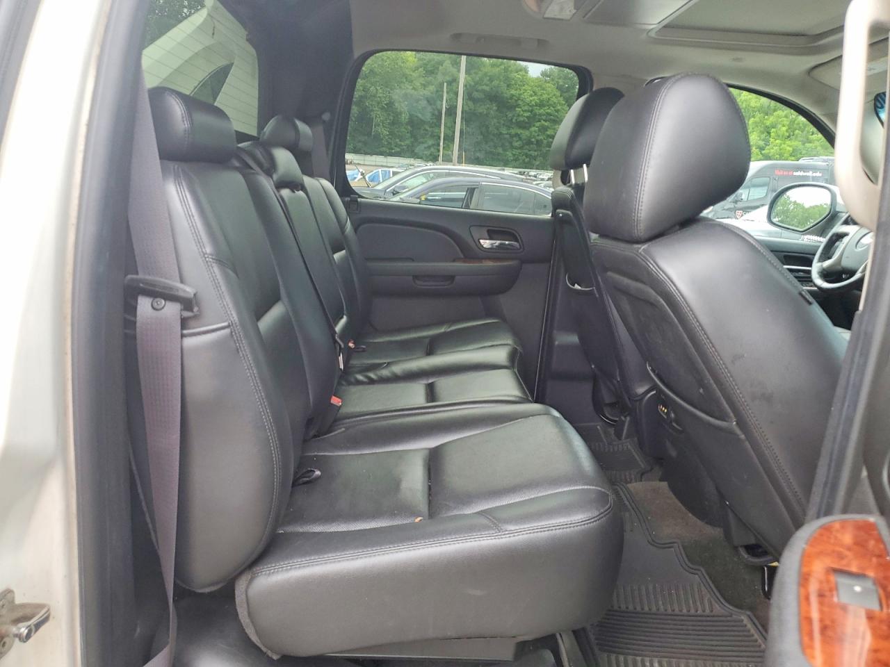 2012 Chevrolet Avalanche Ltz White vin: 3GNTKGE70CG228755
