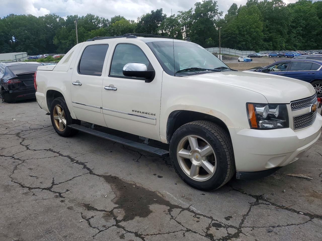 2012 Chevrolet Avalanche Ltz White vin: 3GNTKGE70CG228755