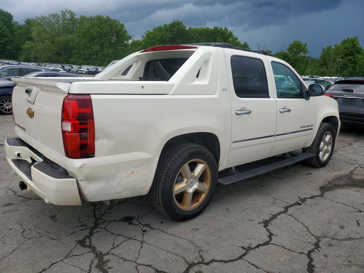 2012 Chevrolet Avalanche Ltz White vin: 3GNTKGE70CG228755