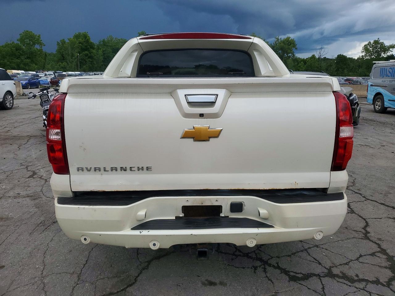 2012 Chevrolet Avalanche Ltz White vin: 3GNTKGE70CG228755