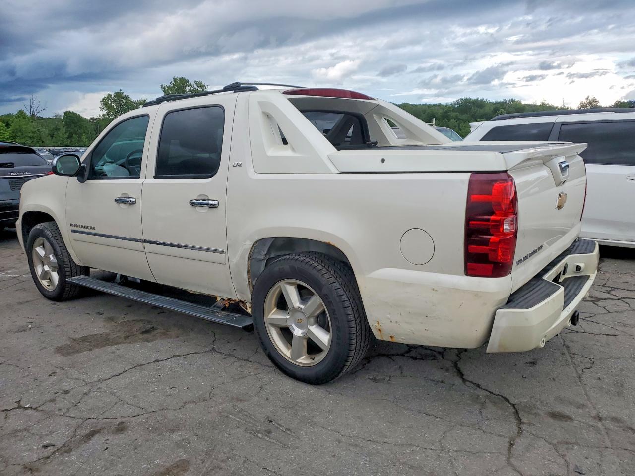 2012 Chevrolet Avalanche Ltz White vin: 3GNTKGE70CG228755