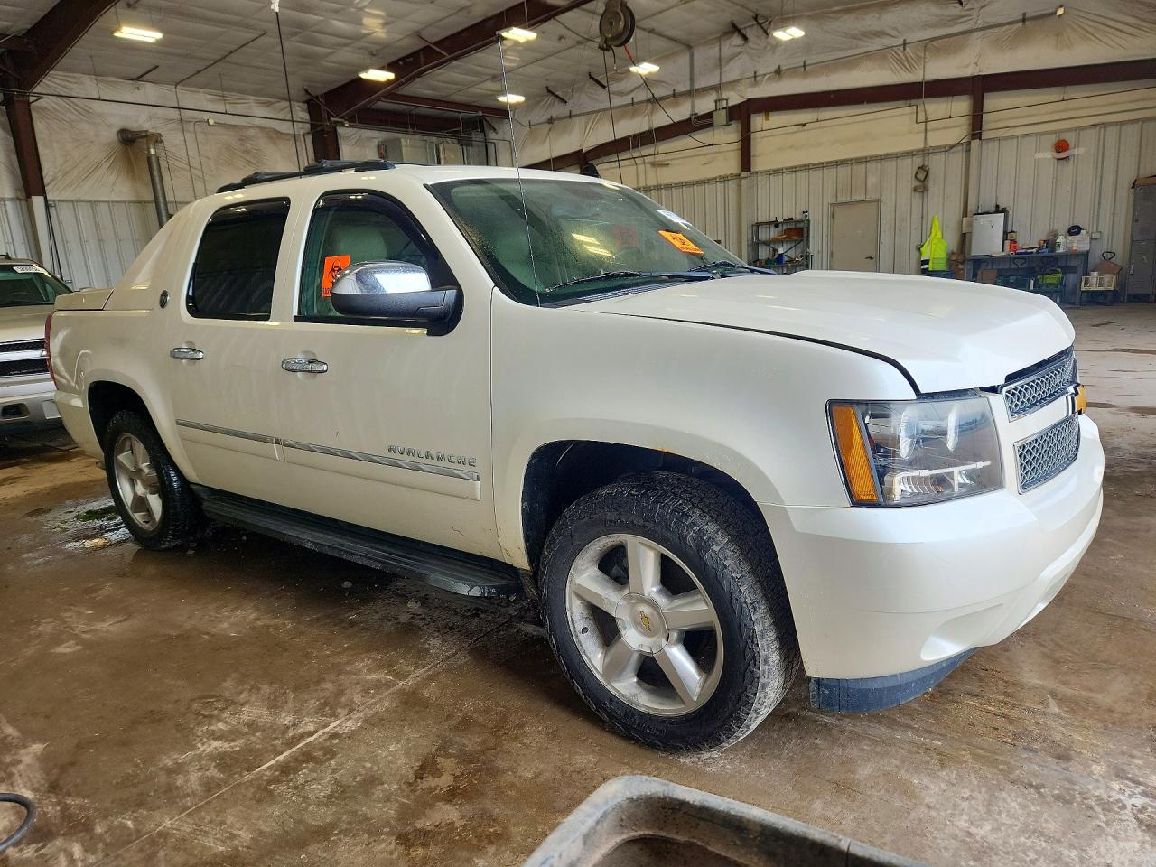 2013 Chevrolet Avalanche Ltz White vin: 3GNTKGE70DG146378