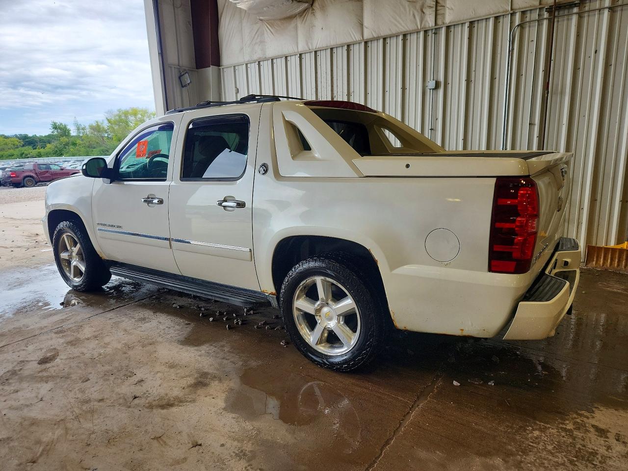2013 Chevrolet Avalanche Ltz White vin: 3GNTKGE70DG146378