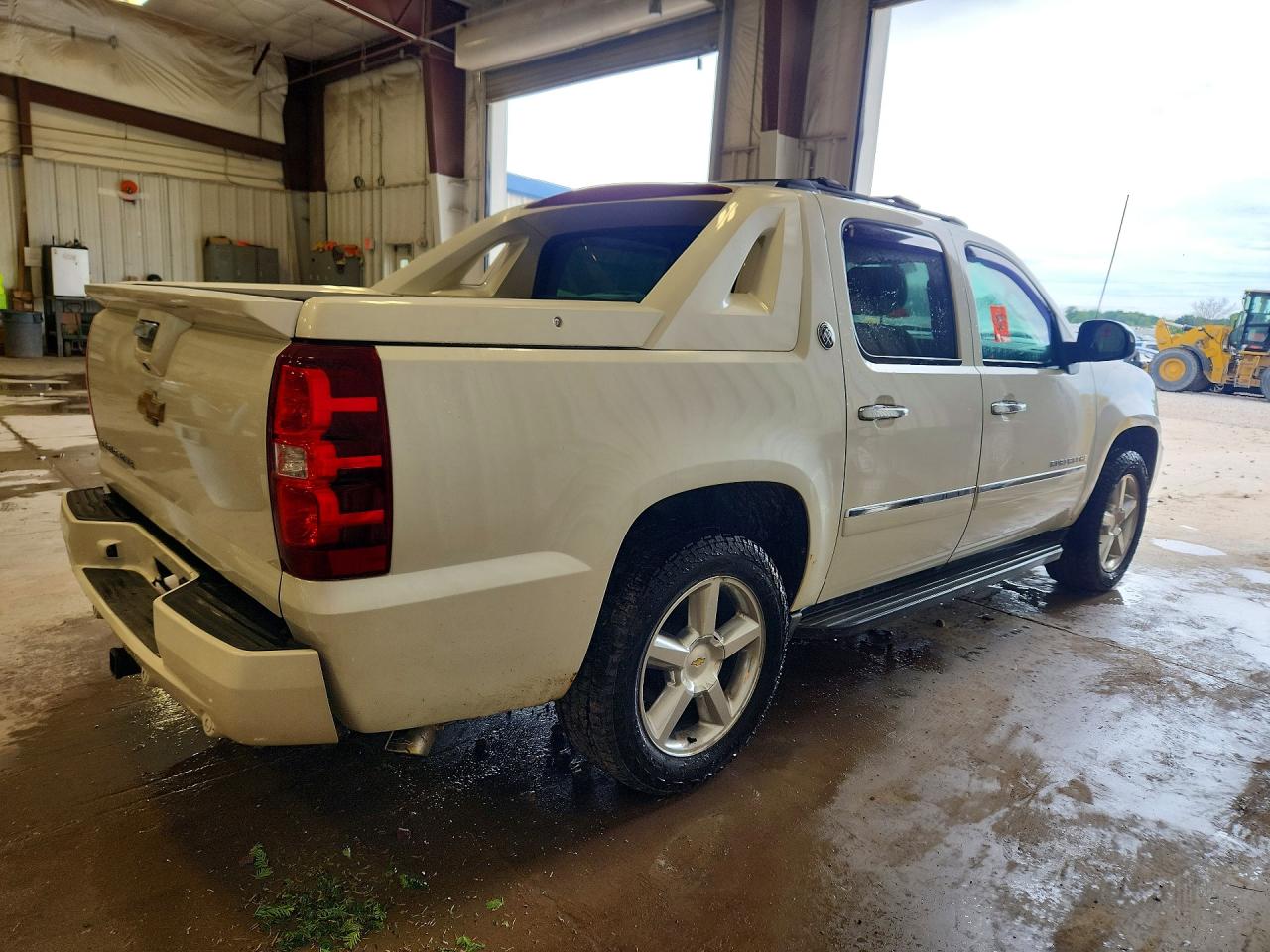 2013 Chevrolet Avalanche Ltz White vin: 3GNTKGE70DG146378