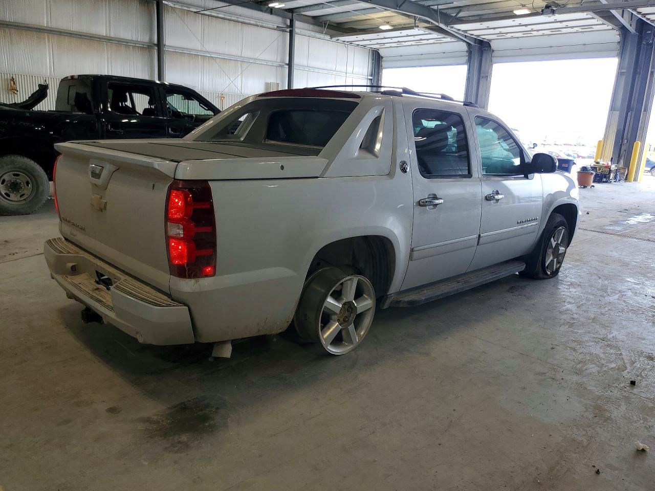 2013 Chevrolet Avalanche Ltz Silver vin: 3GNTKGE70DG328050