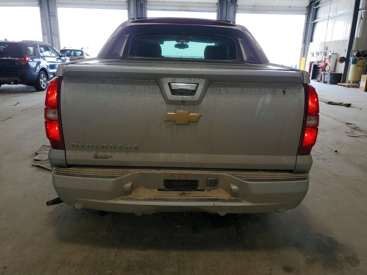 2013 Chevrolet Avalanche Ltz Silver vin: 3GNTKGE70DG328050