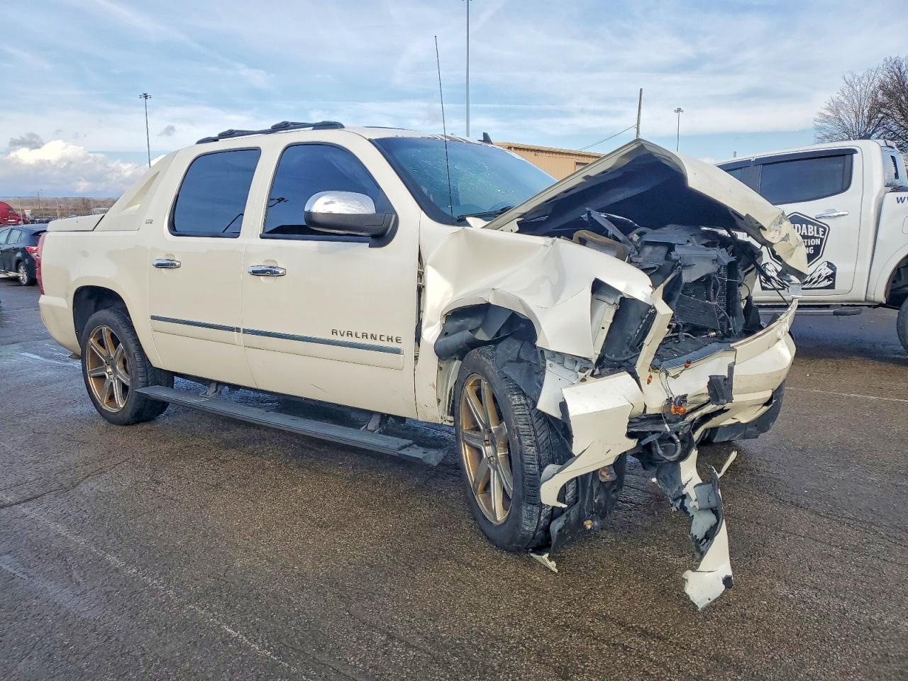 2012 Chevrolet Avalanche Ltz Cream vin: 3GNTKGE71CG143830