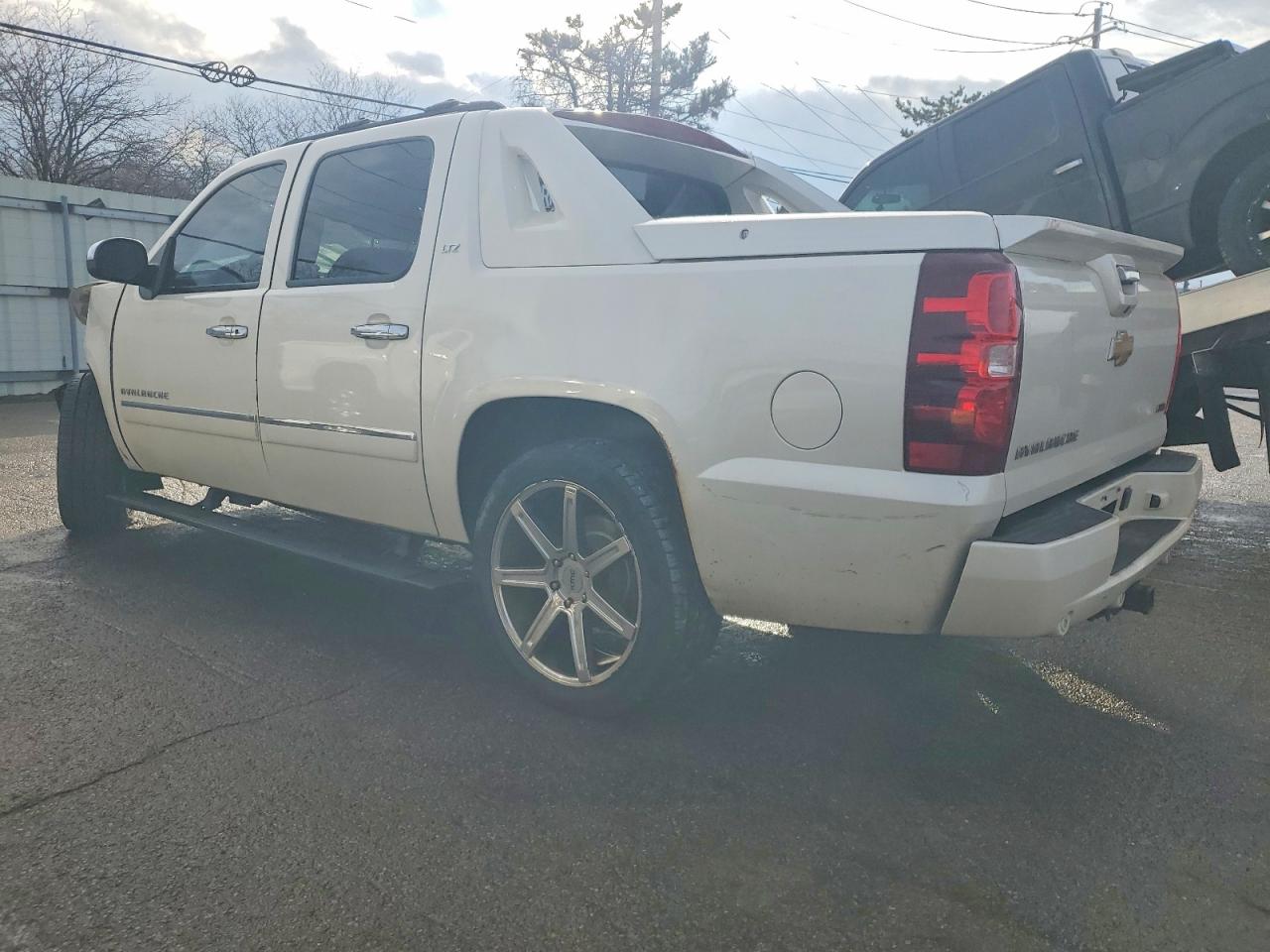 2012 Chevrolet Avalanche Ltz Cream vin: 3GNTKGE71CG143830