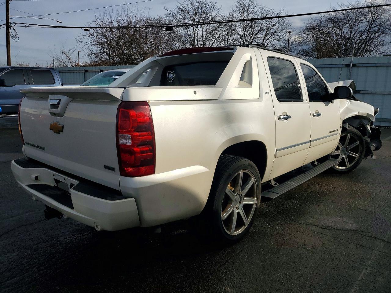 2012 Chevrolet Avalanche Ltz Cream vin: 3GNTKGE71CG143830